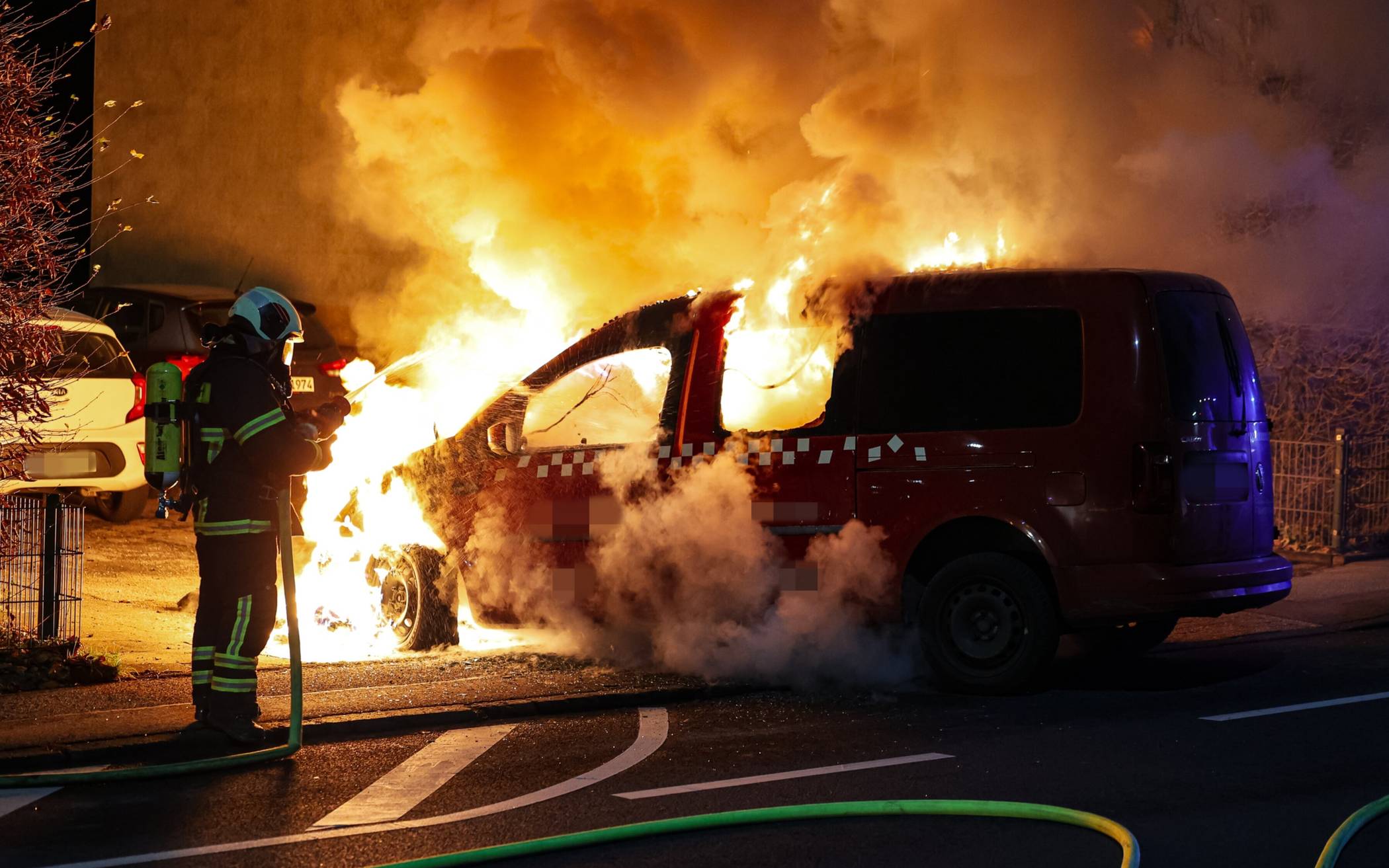 Bilder: PKW-Brand in Wuppertal-Ronsdorf