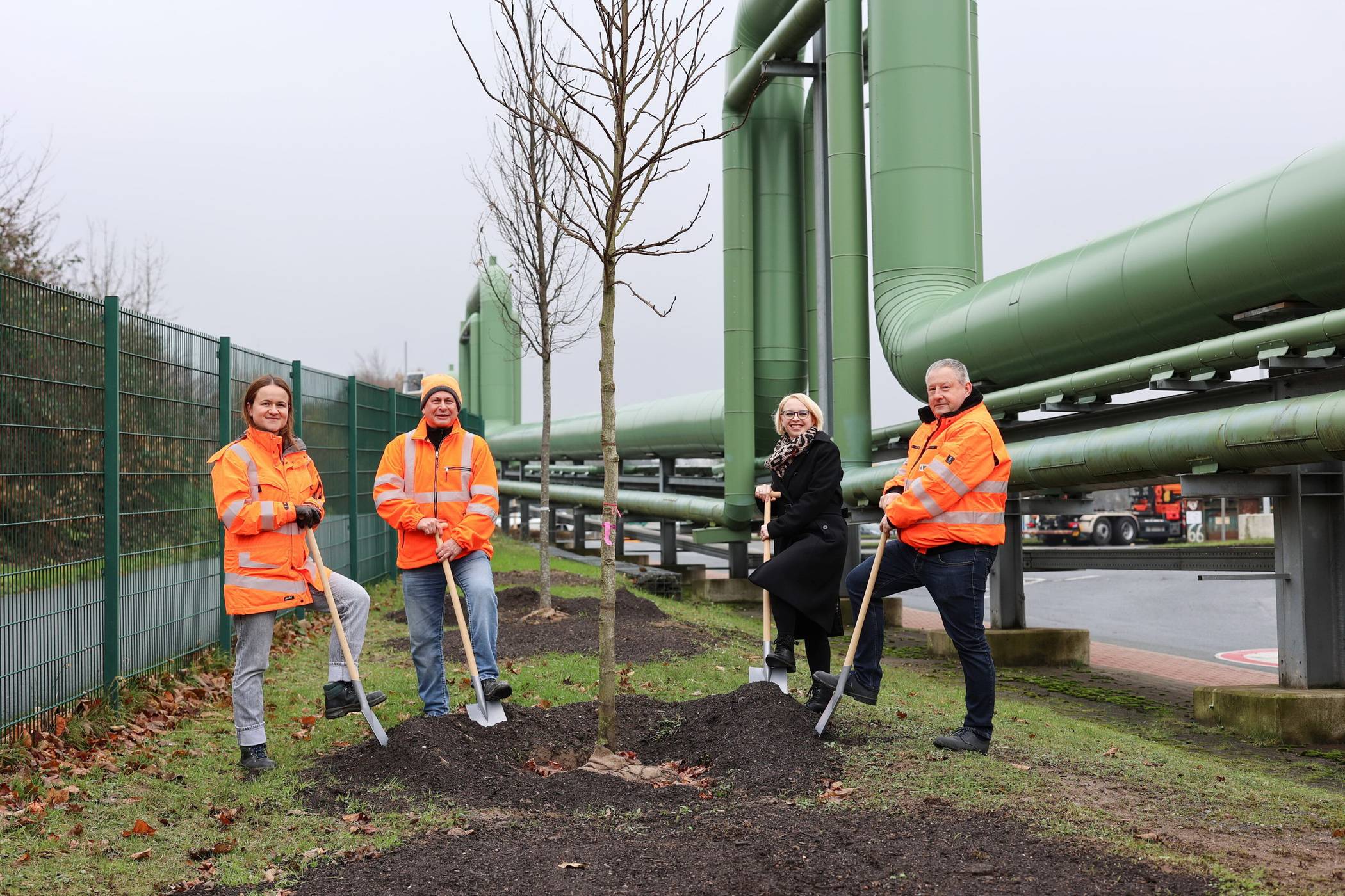  Von li.: die AWG-Nachhaltigkeitsbeauftragte Diana Boiko, AWG-Prokurist Frank Schlenz, Cronenbergs Bezirksbürgermeisterin Pia Kötter und AWG- und BRA-Geschäftsführer Olaf Schmidt. 