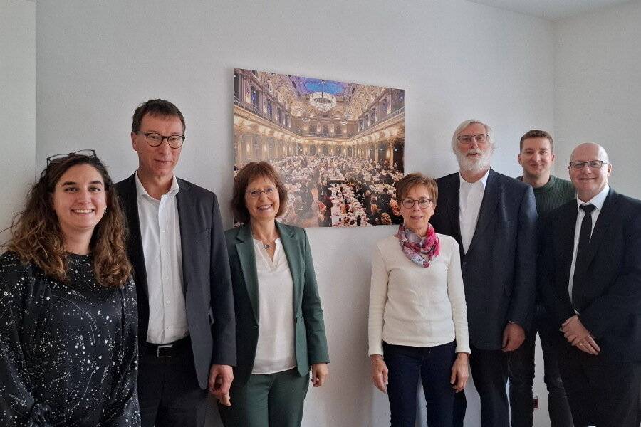  Das Organisationsteam 2025: Meike Job (Diakonie), Axel Jütz (Vorstandsvorsitzender Sparkasse Wuppertal), Dr. Sabine Federmann (Diakoniedirektorin), Susanne Probach (CVJM Elberfeld), Dr. Martin Hamburger (Bethe-Stiftung), Florian Decken (Caritas), Andreas Müller (Vorstand Caritasverband). 