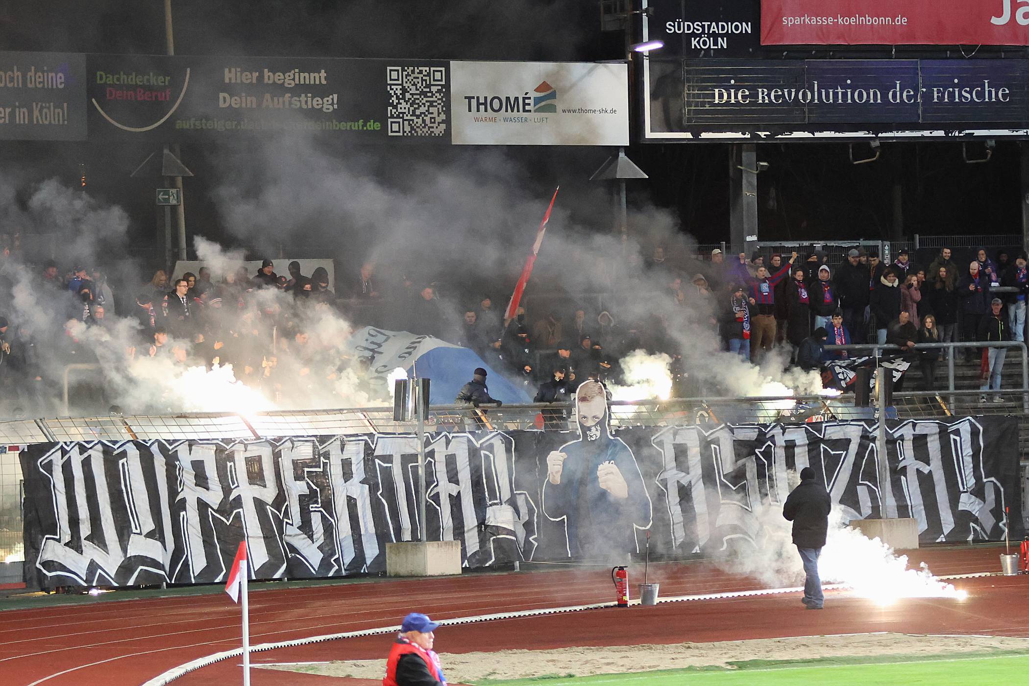 Aktion im WSV-Block zum Beginn der zweiten Halbzeit.