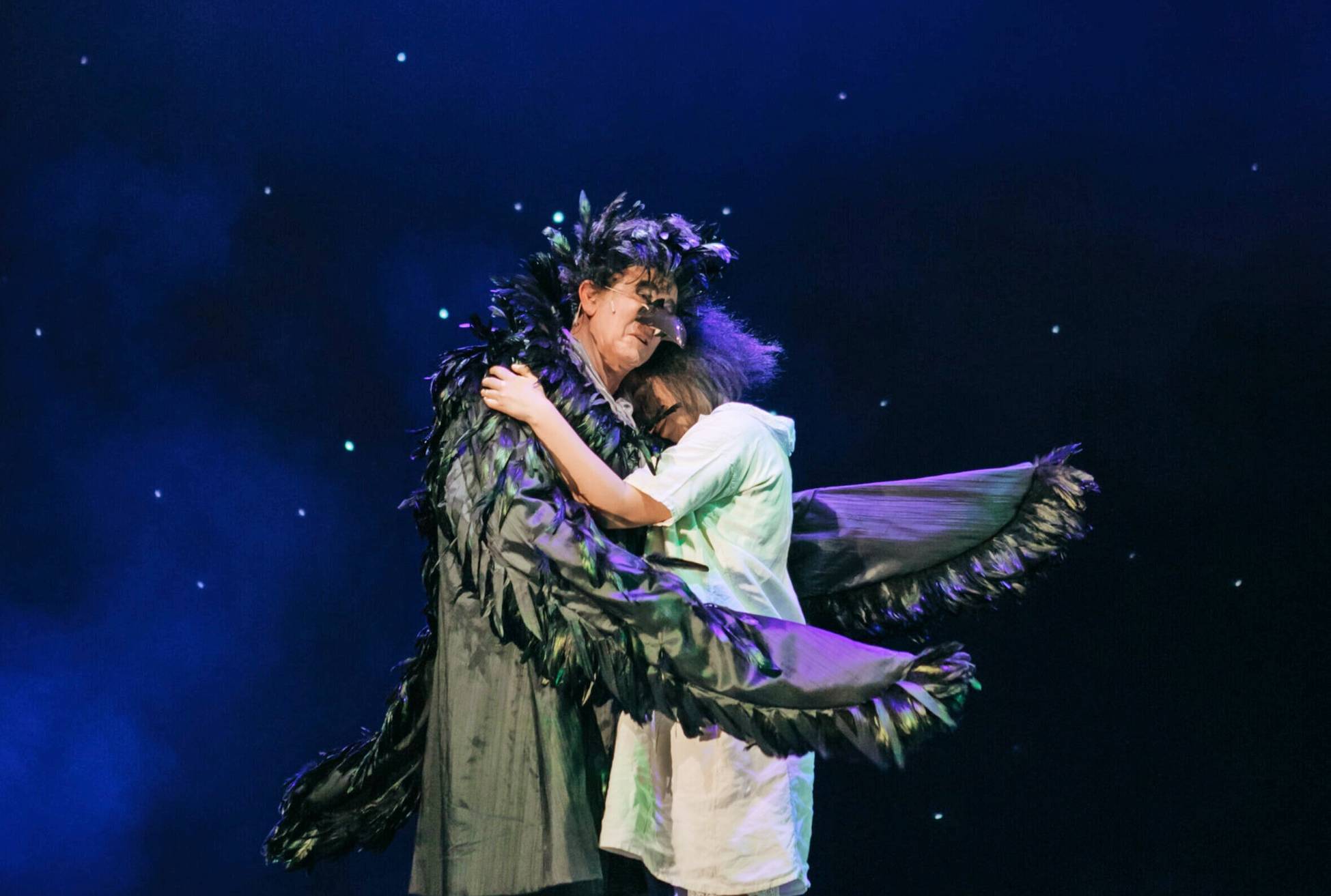 Paula Schäfer und Alexander Peiler als die kleine Hexe und der Rabe Abraxas.