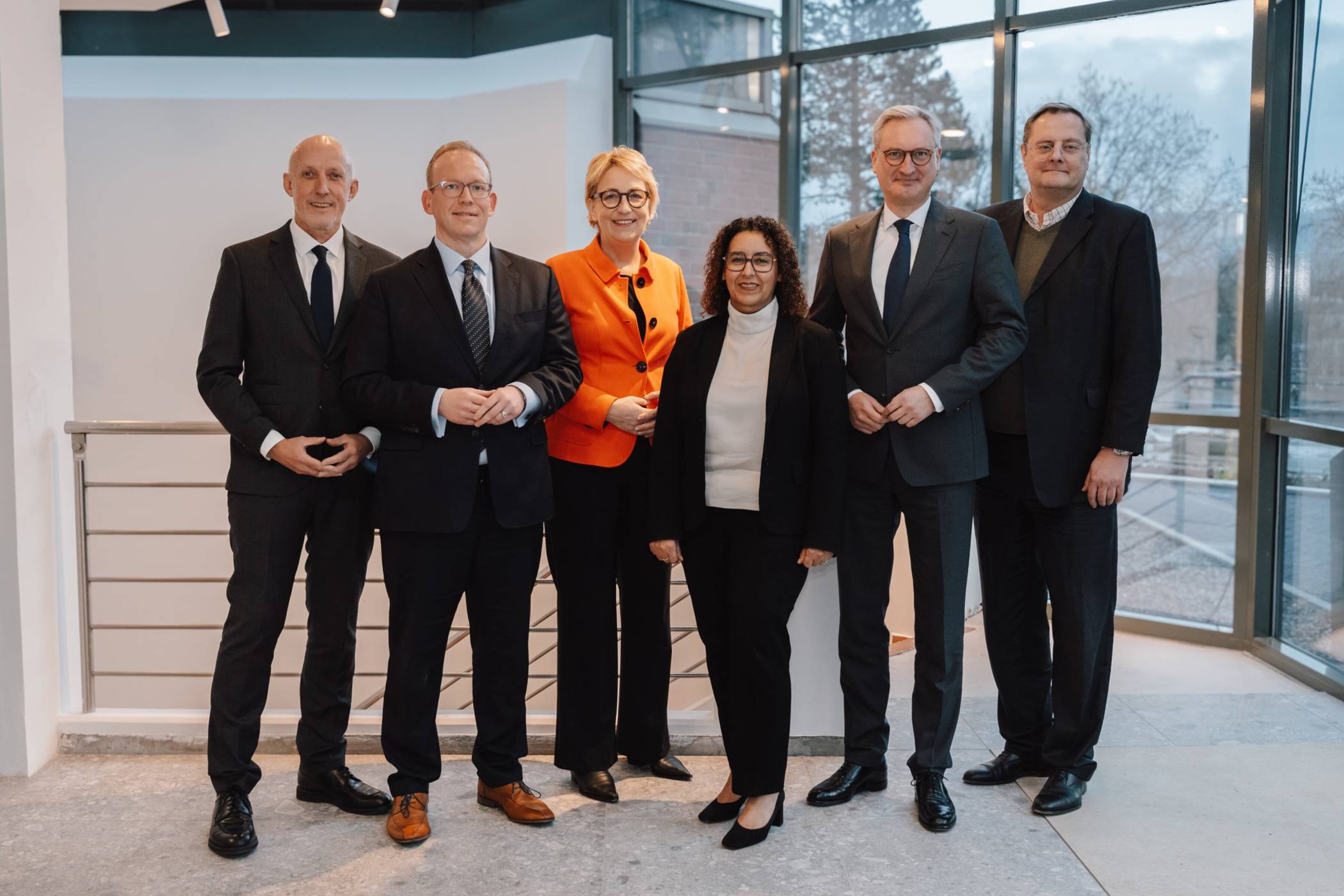 Von li.: WSW-Arbeitsdirektor Markus Schlomski, WSW-Aufsichtsratsvorsitzender Benjamin Thunecke, Sabine Schnake (Geschäftsführerin WSW mobil GmbH), Sonja Detmer (stellvertretende Aufsichtsratsvorsitzende und WSW-Betriebsratsvorsitzende), WSW-Vorstandsvorsitzender Markus Hilkenbach und Peter Storch (Vorstandsmitglied WSW Energie &amp; Wasser AG).