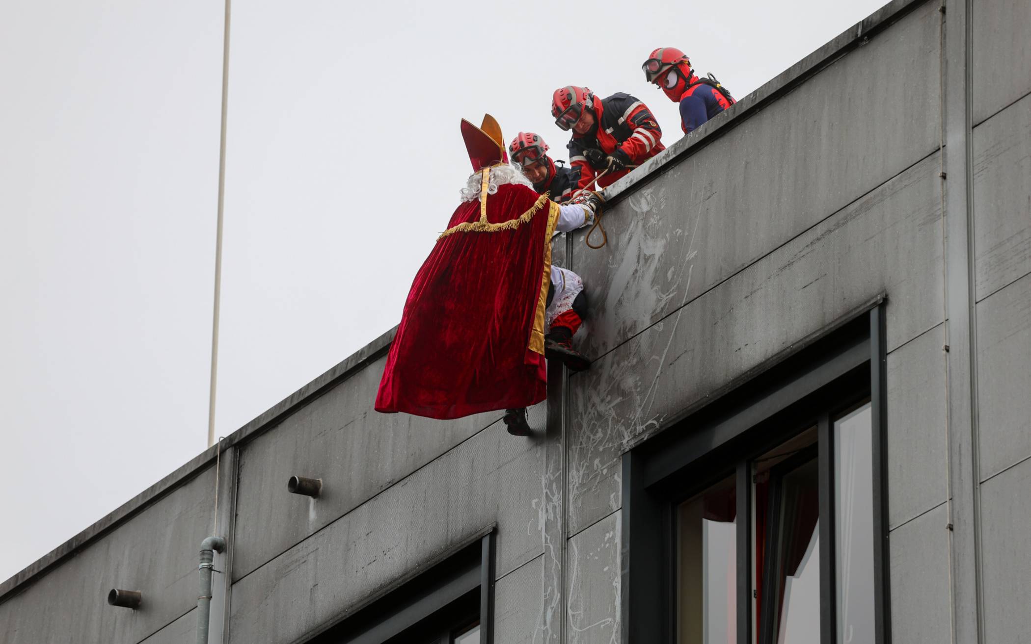 Der Nikolaus kam vom Dach.