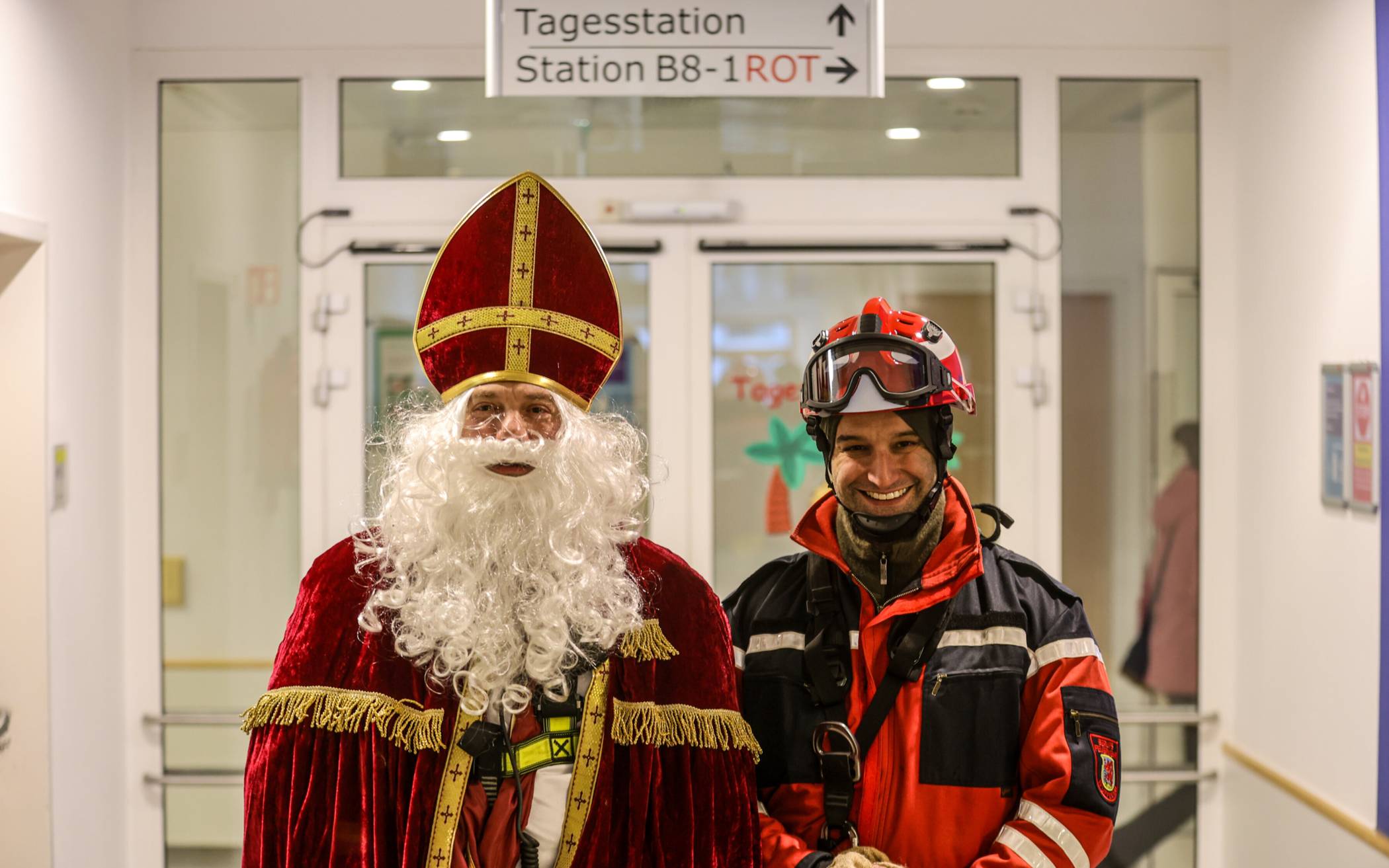 Bilder: Der Nikolaus kam in der Kinderklinik von oben