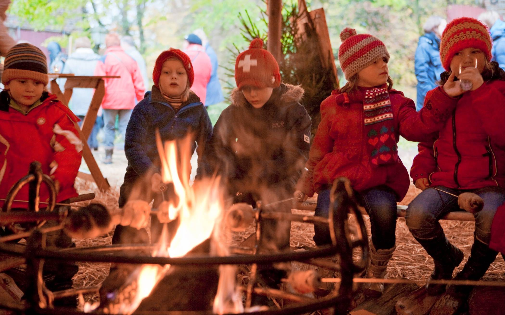  Duftendes Stockbrot backen – eine von vielen Traditionen auf dem 50 Jahre alten Lüntenbecker Weihnachtsmarkt. 