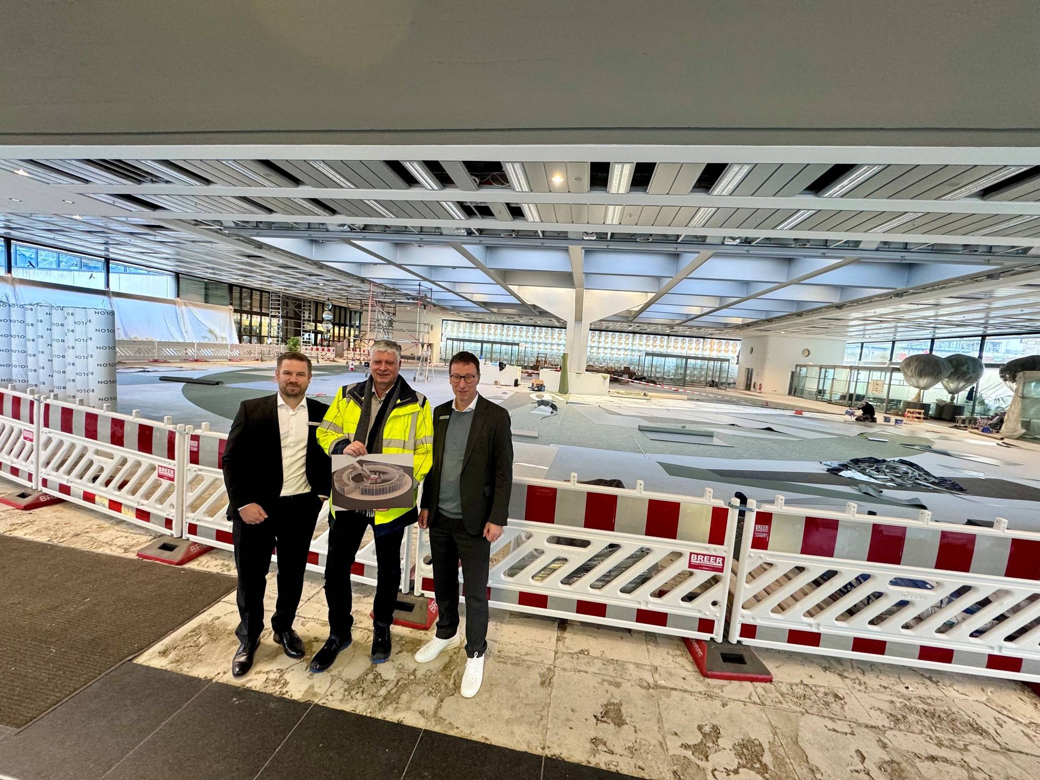  Auf der Baustelle des neuen Beratungs-Centers am Islandufer: Sparkassen-Vorstands-Chef Axel Jütz (rechts), Diplom-Ingenieur Thomas Breuer (Mitte) vom Büro „Breuer Ingenieure“, der sich um Projektsteuerung und Sicherheitskoordination kümmert, sowie Sparkassen-Pressesprecher Florian Baumhove. 