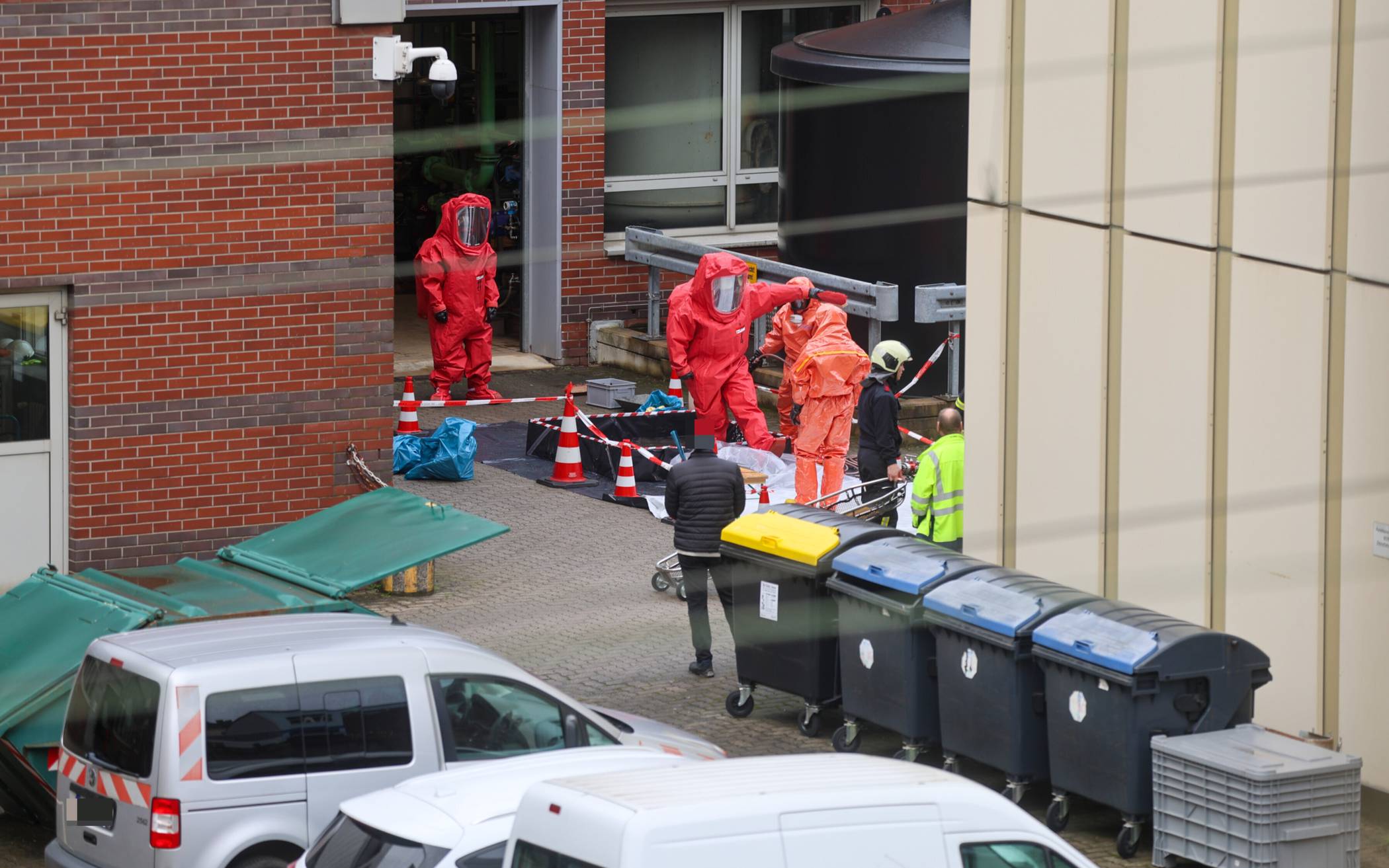 Die Einsatzkräfte agierten in Schutzanzügen.