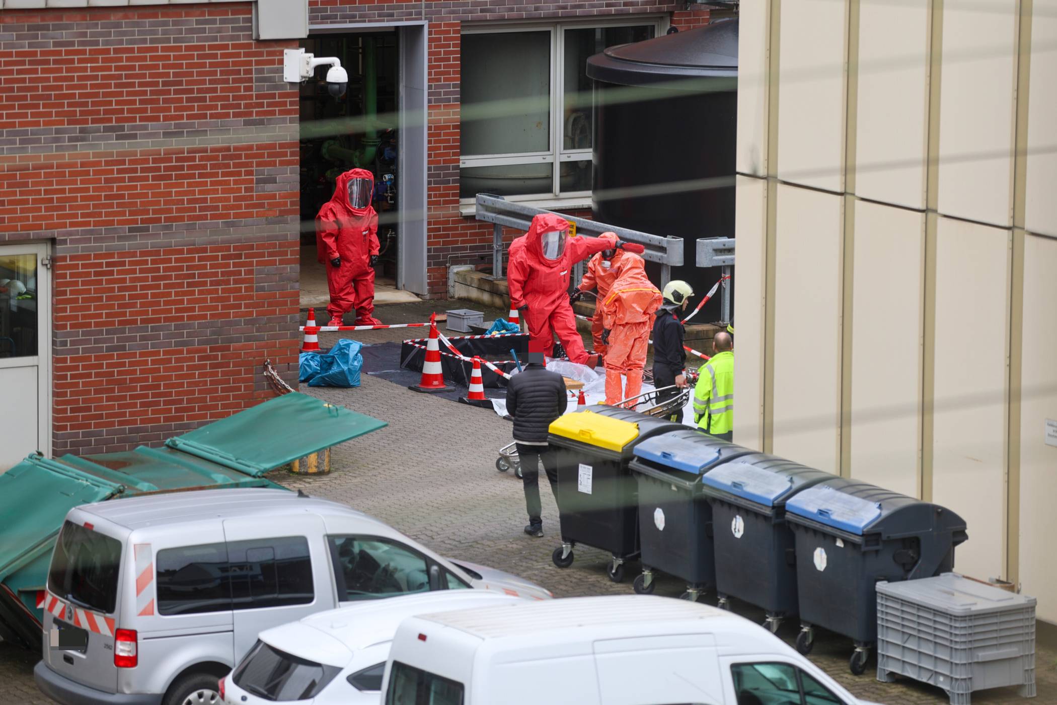 Die Einsatzkräfte agierten in Schutzanzügen.