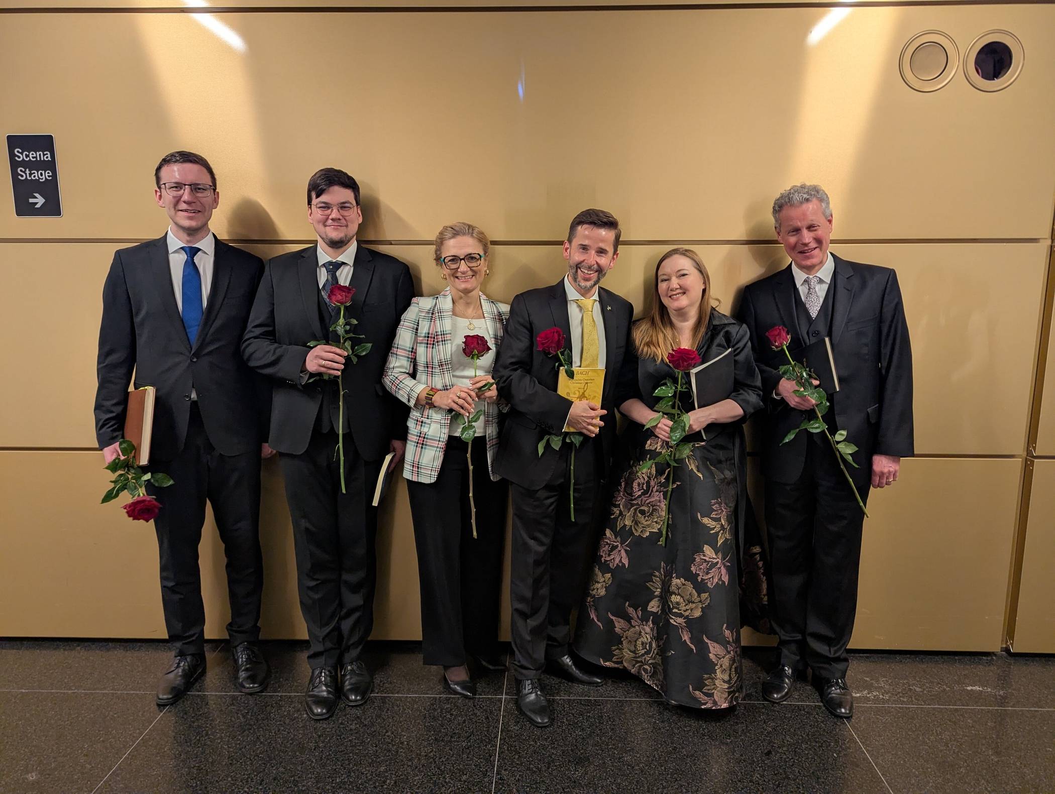  Von li.: Lukas Baumann, Jonathan Mayenschein, Małgorzata Podzielny (Leiterin des NFM Boys' Choir), Daniel Johannsen, Dorothee Mields und Thomas Laske. 