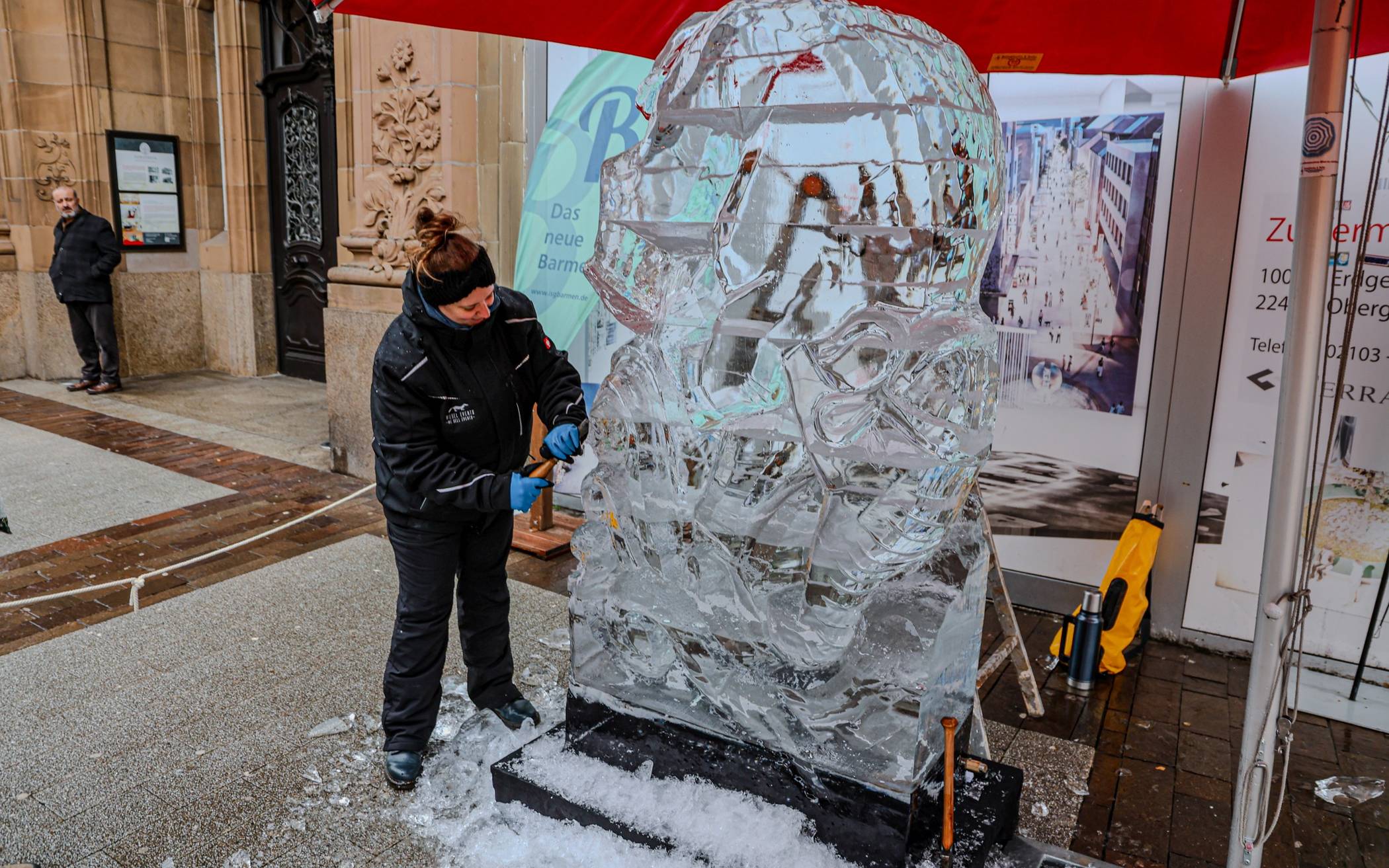 Mehrere Stunden lang wurde der Eisblock