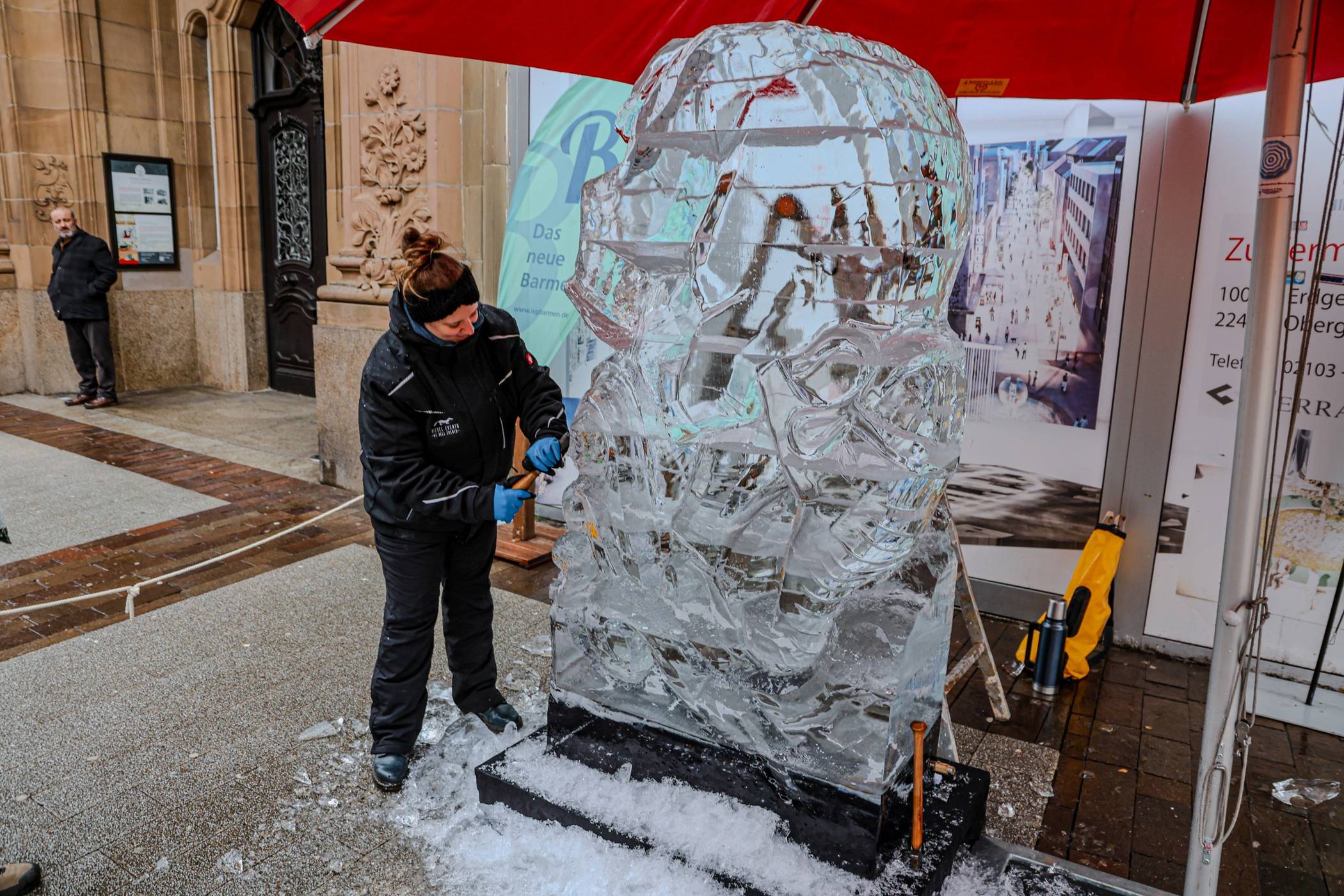 Mehrere Stunden lang wurde der Eisblock bearbeitet.
