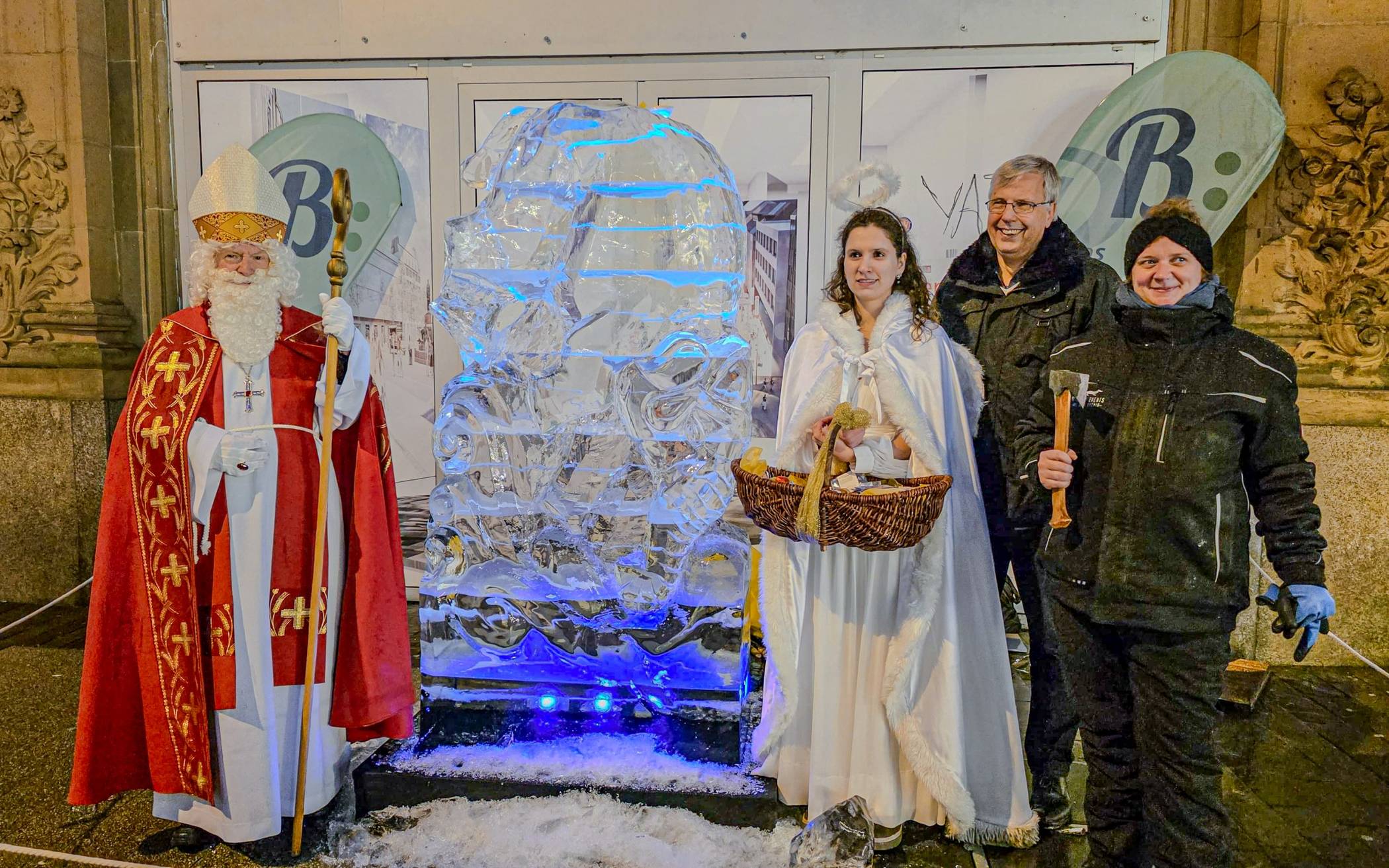 Bilder: Ein geschnitzter Eis-Tuffi in Wuppertal