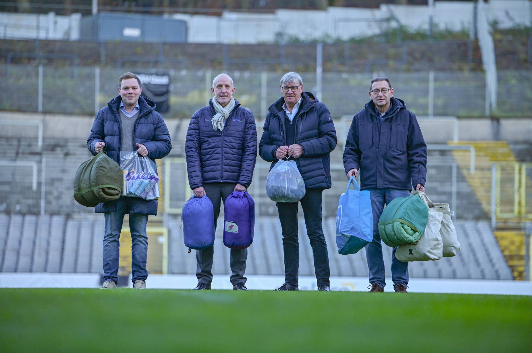 Von li.: WSV-Pressesprecher Max Schleicher und WSW-Arbeitsdirektor Markus Schlomski mit Klaus Schneider-Ott und Guido Grunwald von der Obdachlosenhilfe Wuppertal.