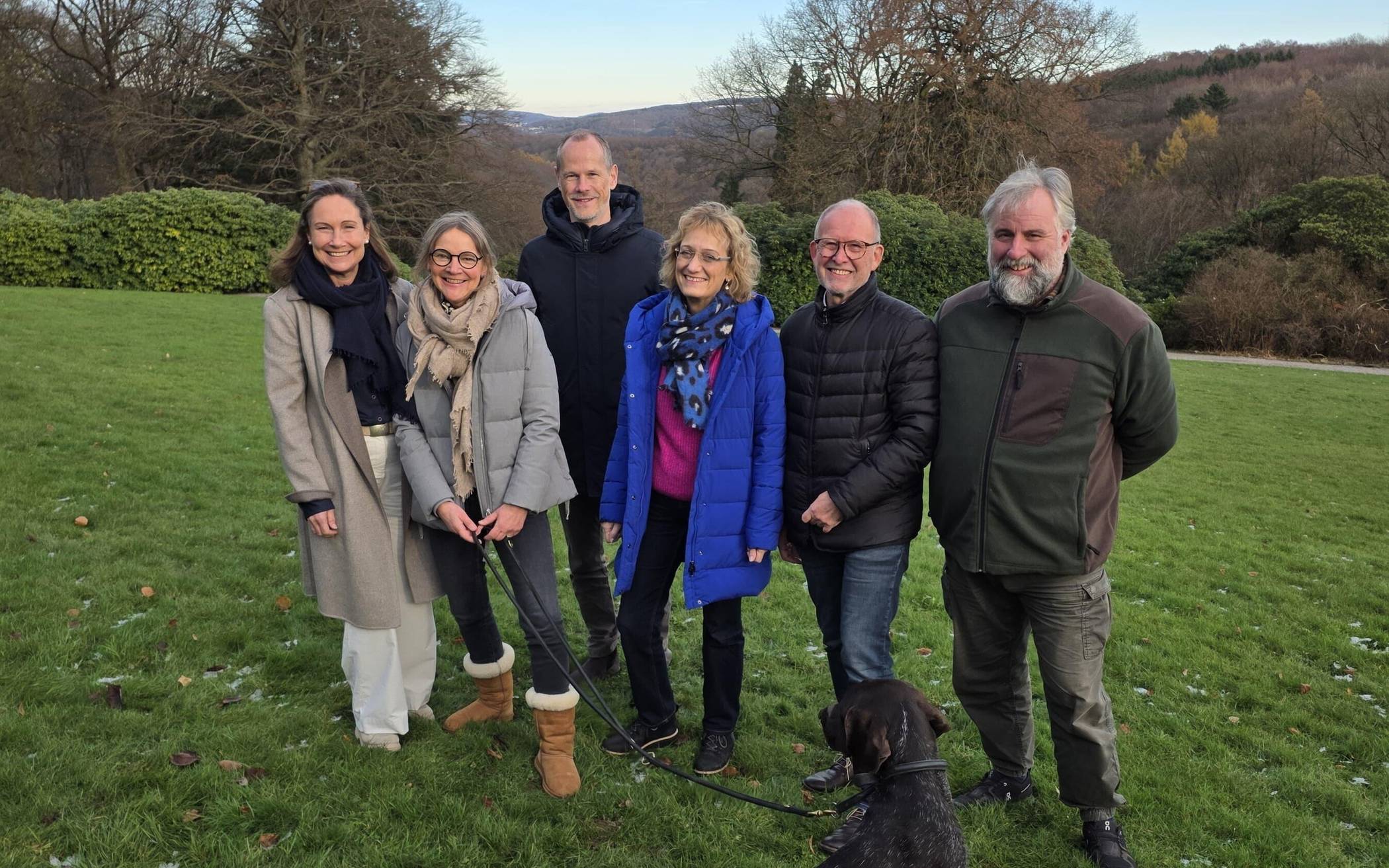 Von li.: Iris Bovenkamp, Christina Sudhoff, Malte Jungmann, Annette Berendes, Georg Wulf, Gärtner Martin Röder und Arthus.
