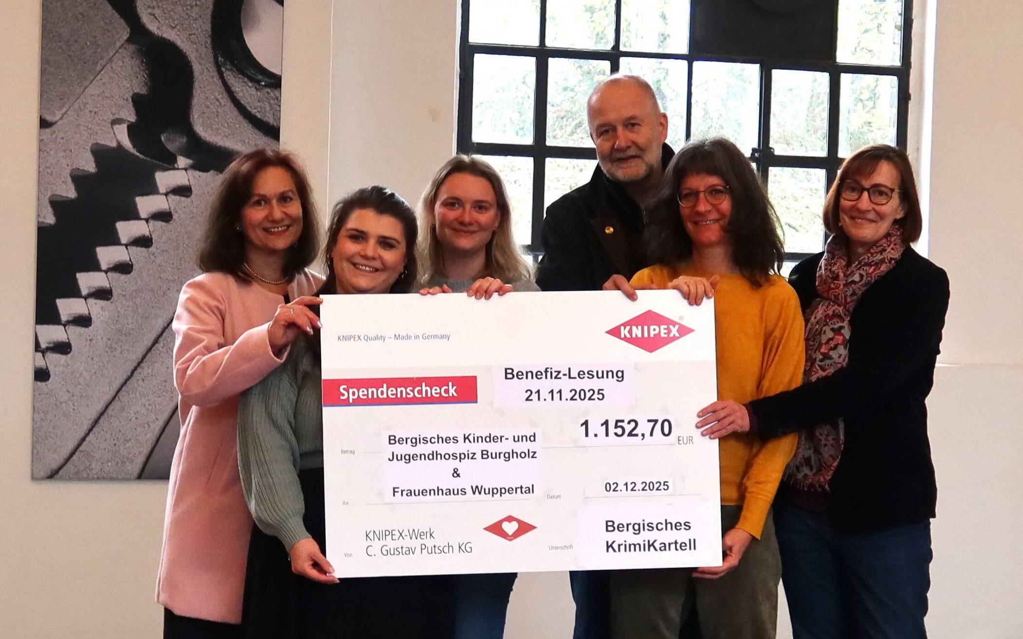  Von li.: Maria Soulas (Schriftstellerin und Moderatorin), Lisa Braun (Kinder- und Jugendhospiz), Katrin Heiderhoff (KNIPEX), Andreas Struve (Schriftsteller), Bettina Tyndale (Frauenhaus) und Daniela Schwaner (Schriftstellerin). 