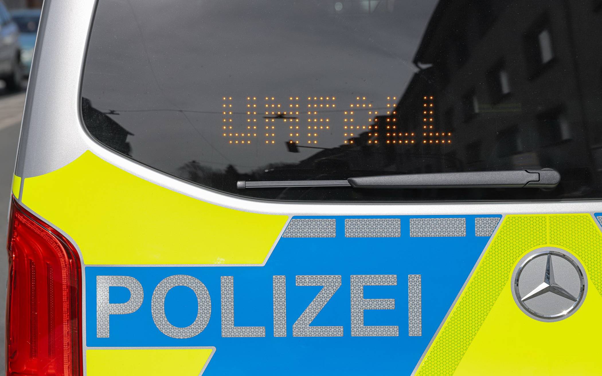 VW Golf gerät in den Gegenverkehr