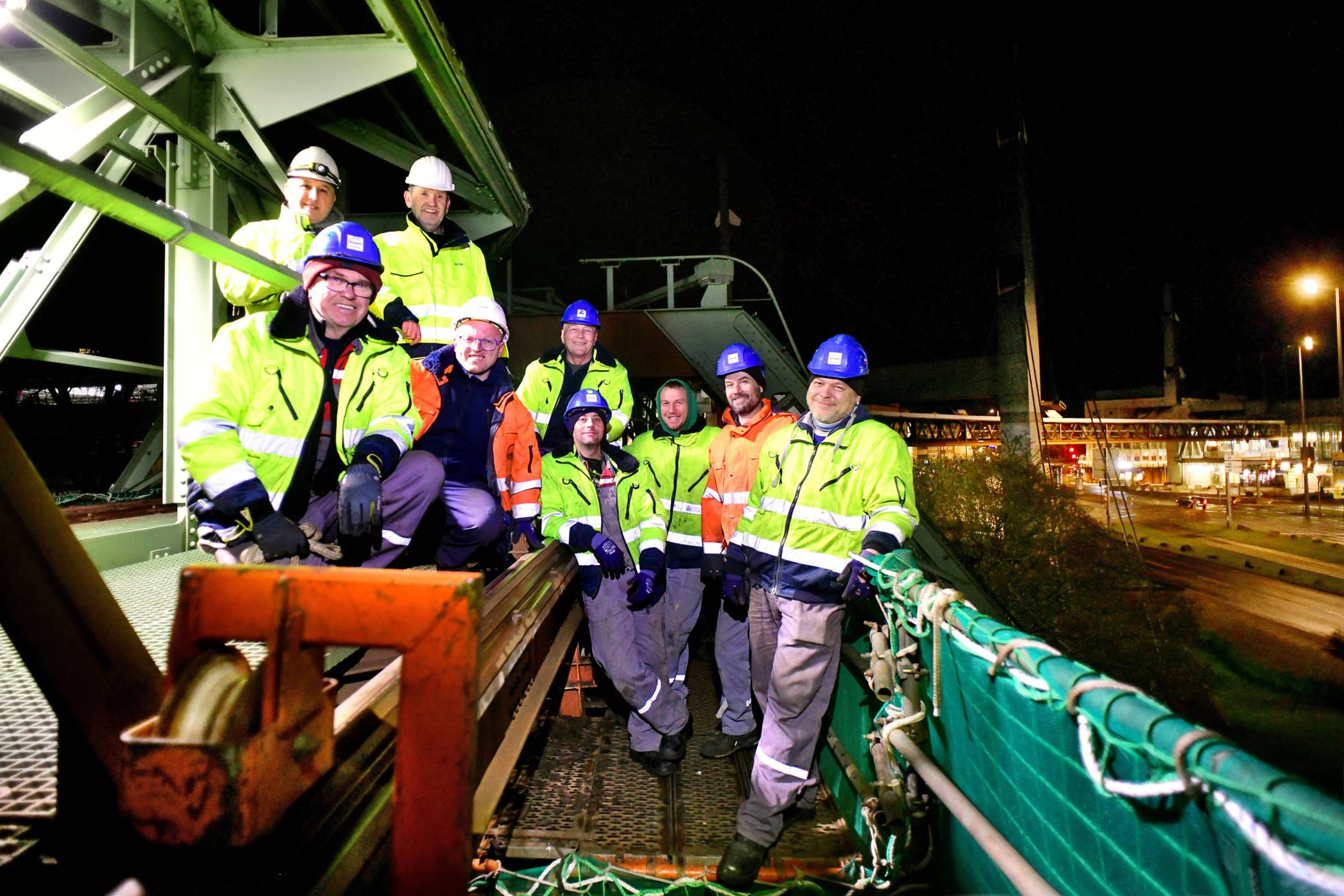  Bei der letzten Nachtschicht am 3. Dezember 2025: Dipl.-Ing. Ulrich Pfingst (Leiter Bauliche Anlagen Schwebebahn bei den WSW, hinten, 2. v.li.) und die Mitarbeiter des Stahlbauunternehmens DSD Hilgers vor den finalen Arbeiten am Schwebebahngerüst. 