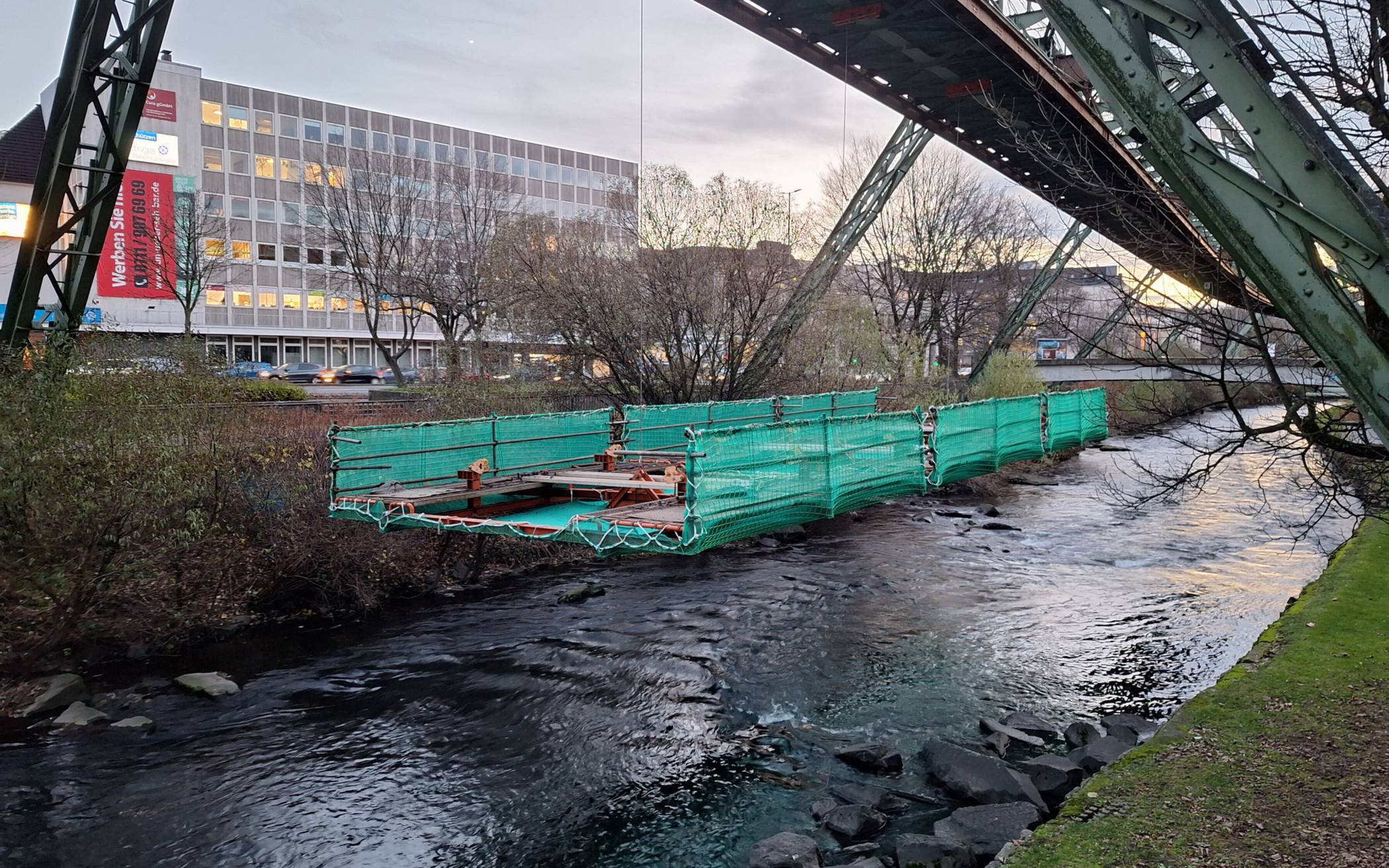 Bilder: Wuppertaler Schwebebahn-Schiene „flüstert“