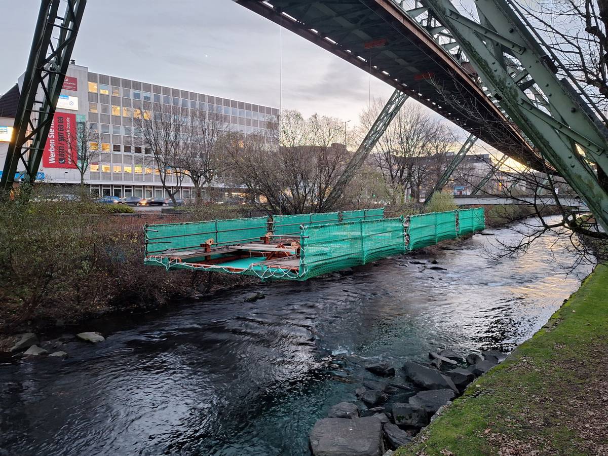 Schwebebahn-Schiene „flüstert“
