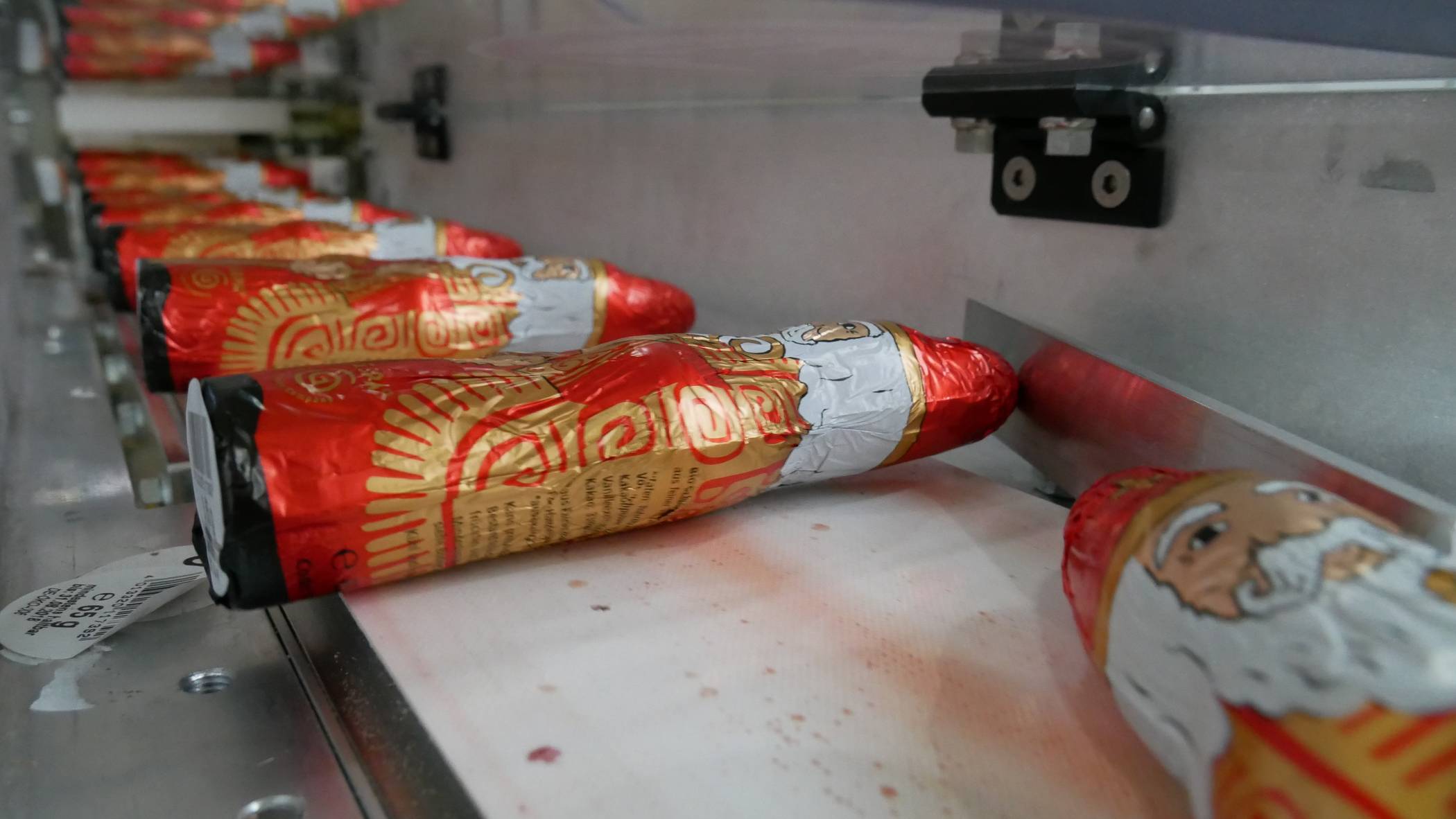 Auch Weihnachtsmänner – wie diese von der GEPA – passen gut in den Karton.