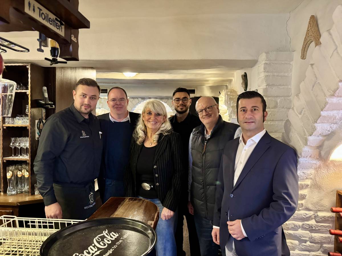 Festliches Mittagessen für Menschen in schwierigen Lebenslagen