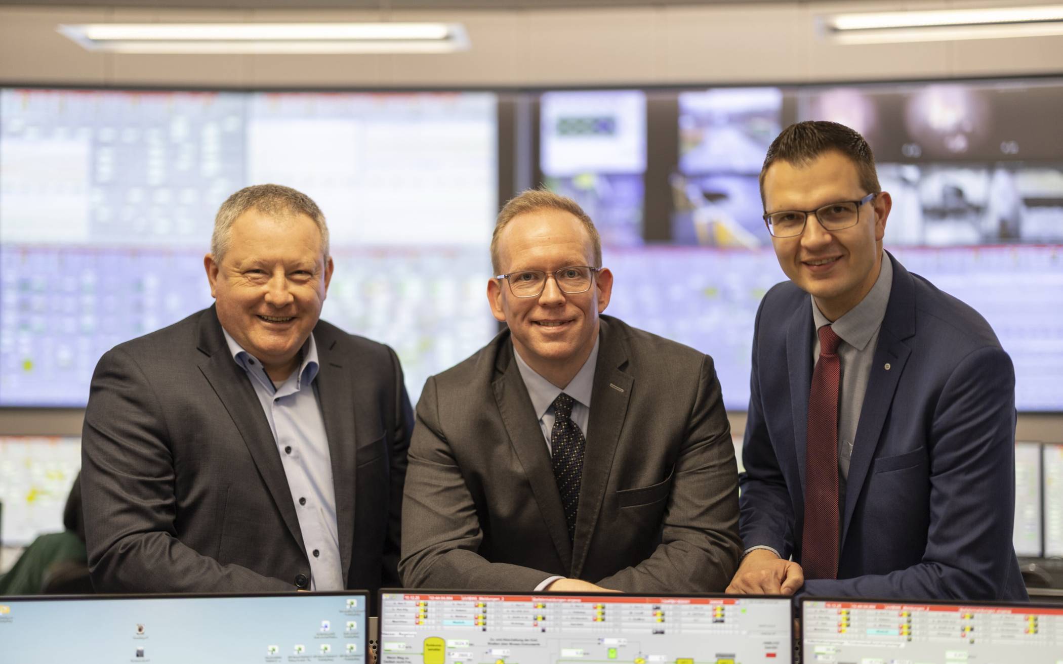 Der neue AWG-Aufsichtsratsvorsitzende Benjamin Thunecke (Mitte)