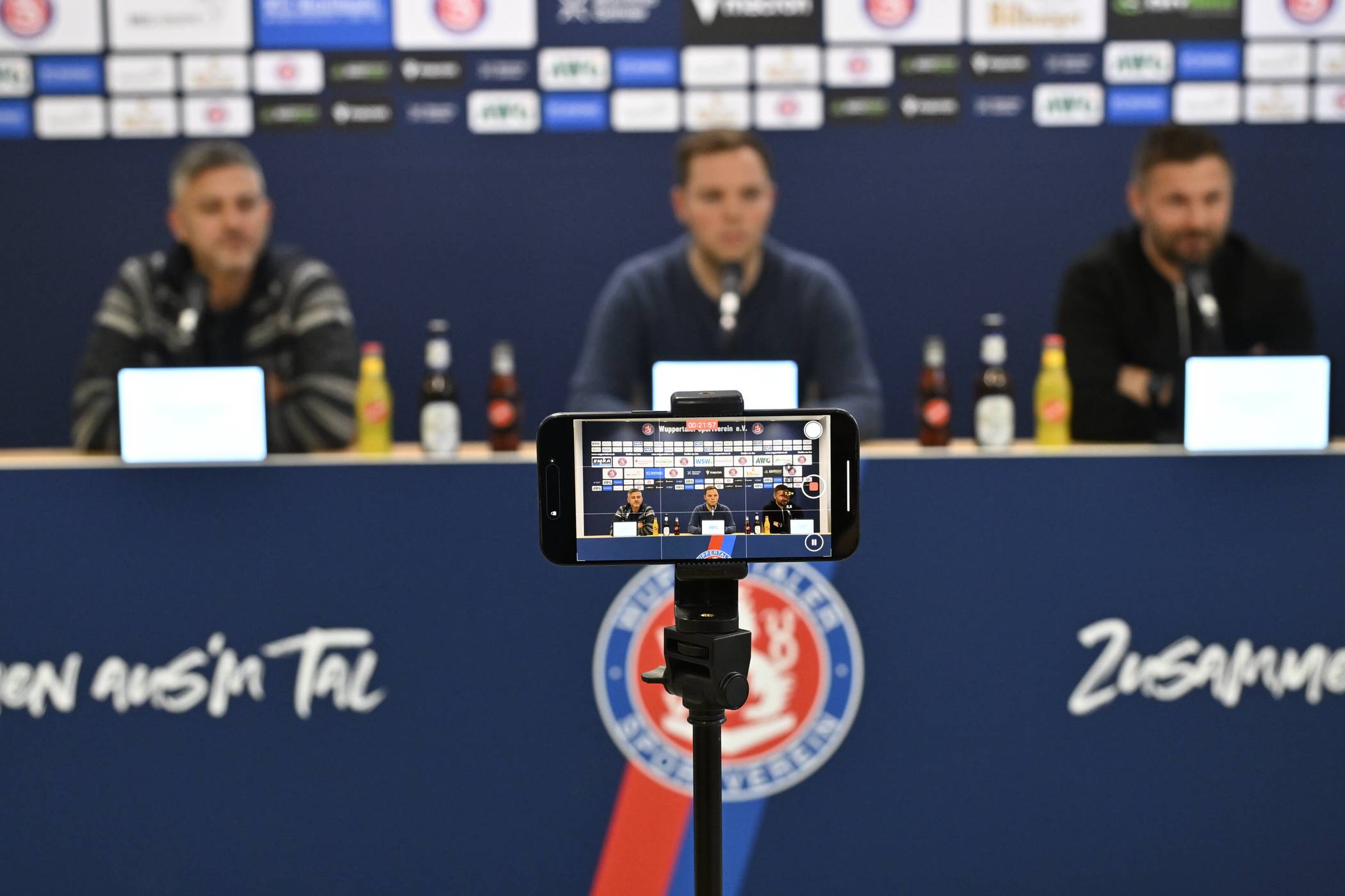 Im Hintergrund (von li.): Sportcheg Gaetano Manno, Pressesprecher Max Schleicher und Trainer Sebastian Tyrala.