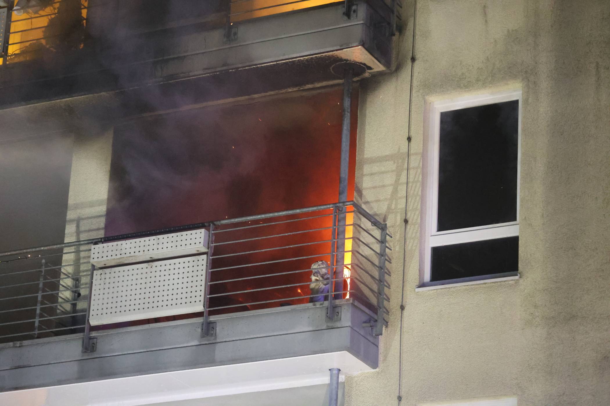 Die Flammen sind von der Straße aus deutlich zu erkennen.