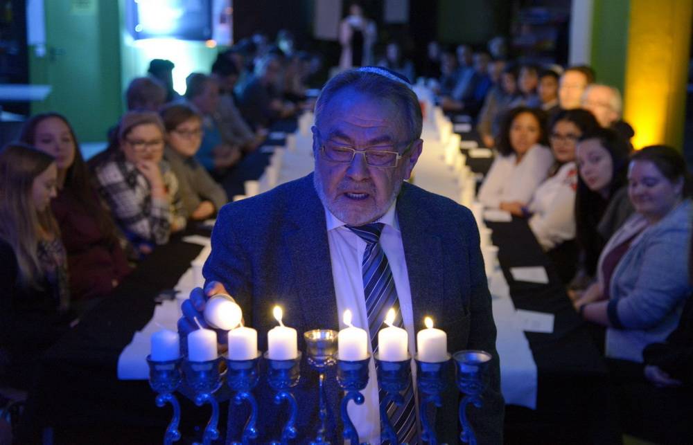  Leonid Goldberg von der Jüdischen Kultusgemeinde beim Entzünden der Kerzen (Archivbild). 