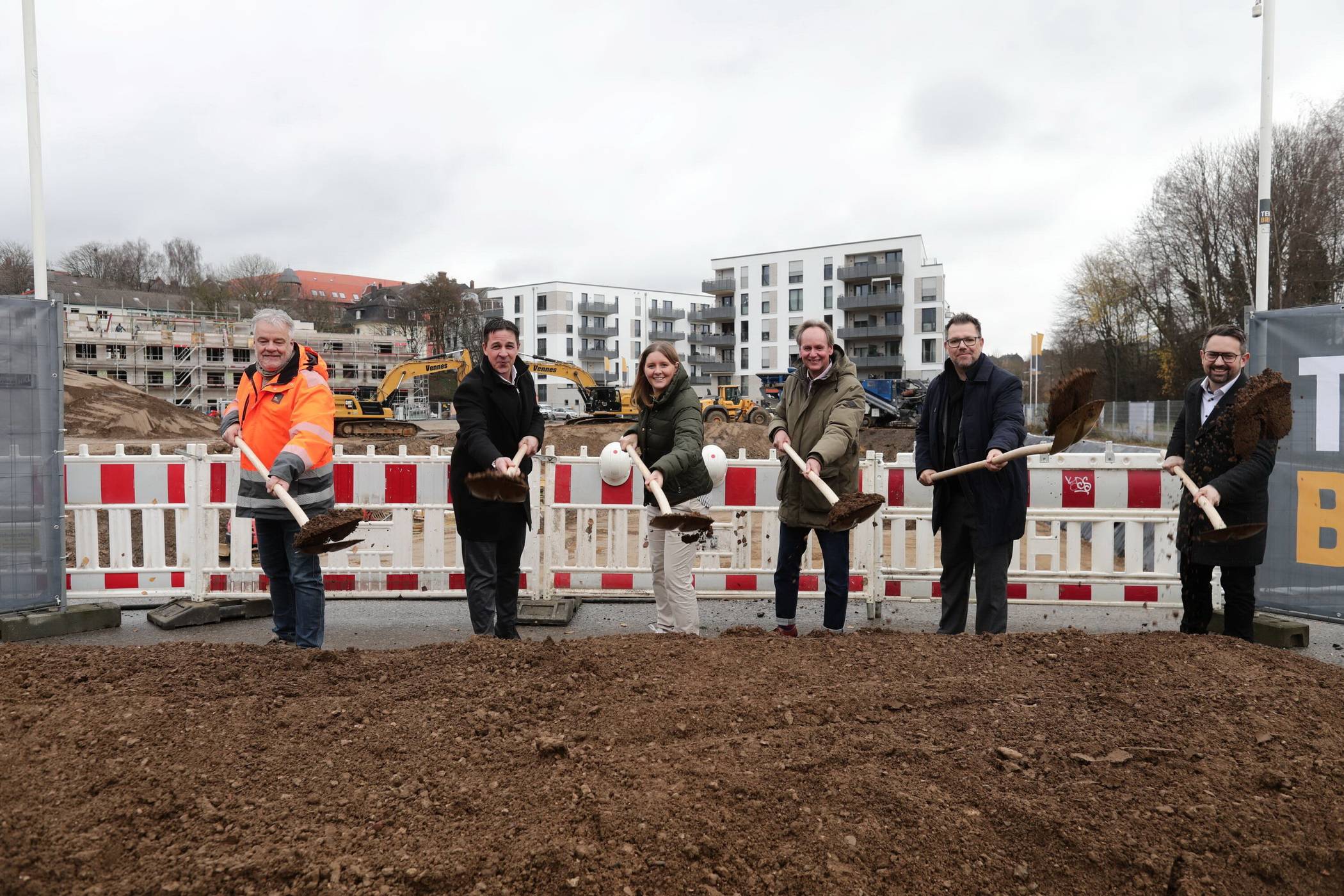 Von li.: Raijmond Geurts, Peter El-Dessouki (beide Ten Brinke), Oberbürgermeisterin Miriam Scherff, Baudezernent Gunnar Ohrndorf und Sebastian Nadj (Ten Brinke).