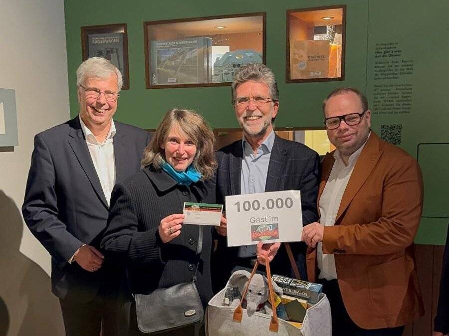  Von li.:  Wolfgang Jarisch, Kirsten Denker, Thomas Helbig und Helge Lindh. 