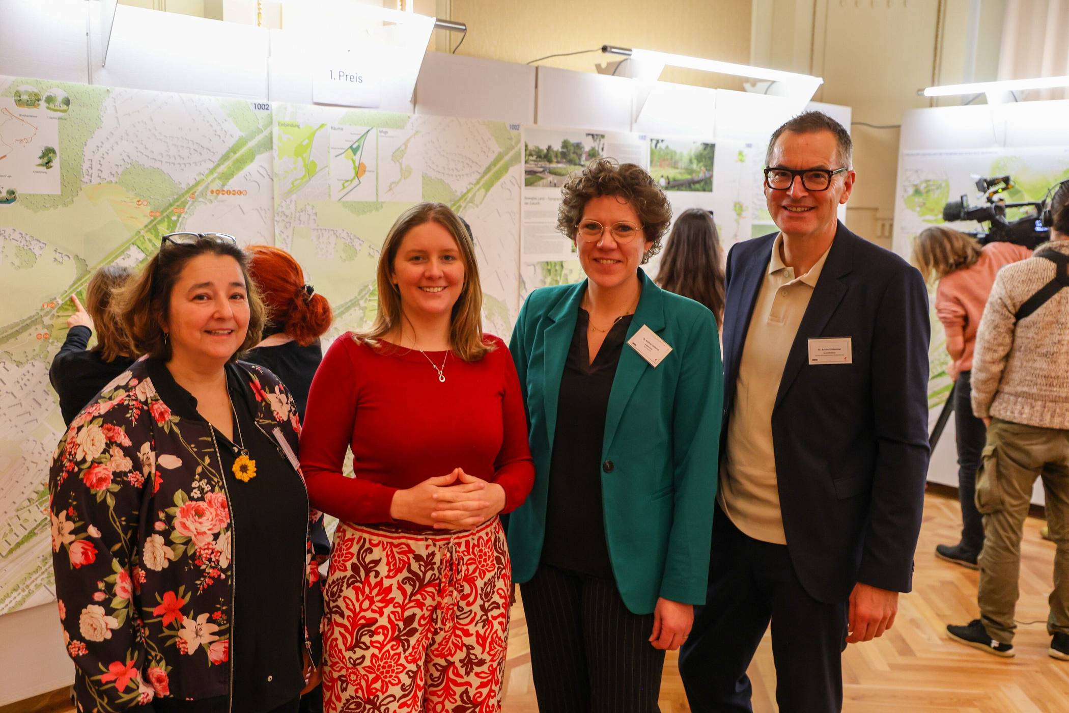 Von li.: Susanne Brambora-Schulz (Geschäftsführerin der BUGA Wuppertal 2031 gGmbH), OB Miriam Scherff, die Beigeordnete Dr. Kathrin Linthorst und Dr. Achim Schloemer (Geschäftsführer Deutsche Bundesgartenschau-Gesellschaft).