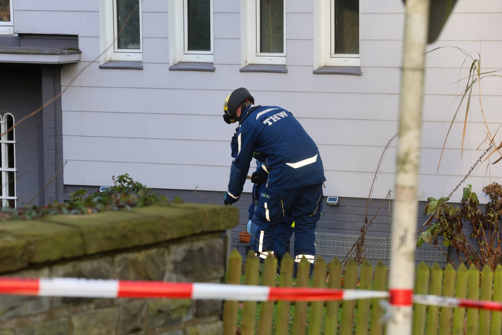 Das THW überprüft das Areal.