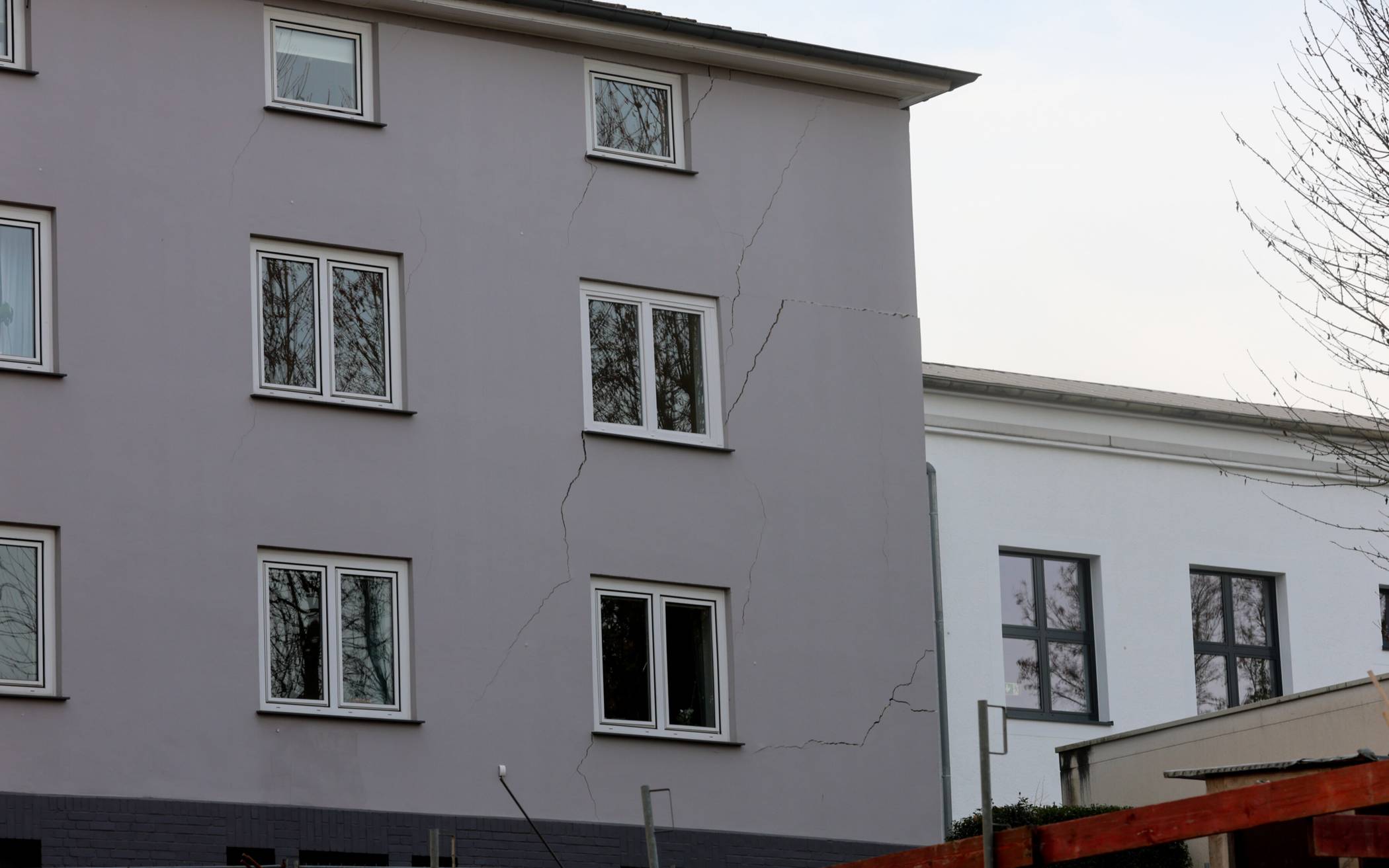 Die Risse sind deutlich sichtbar.