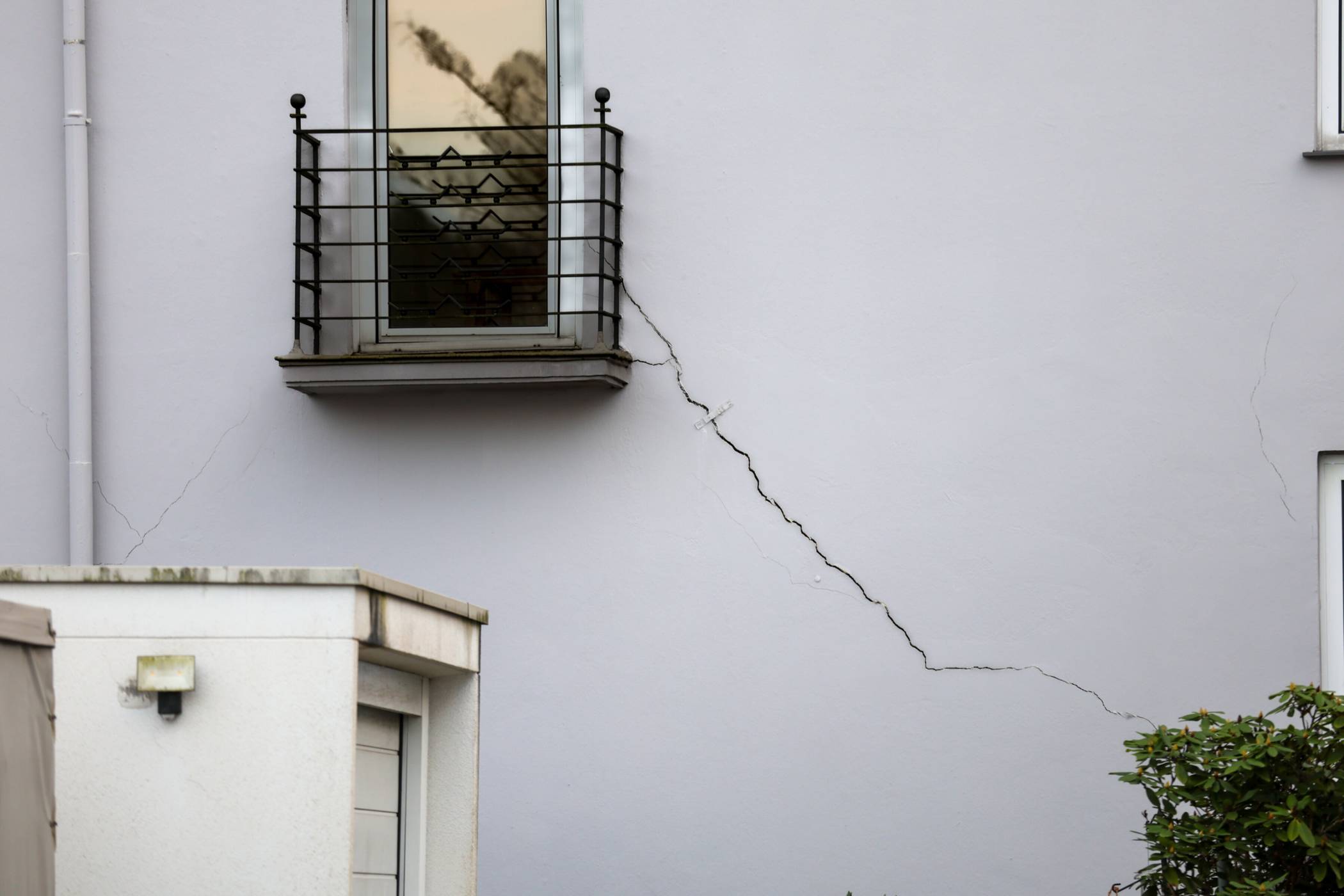 Die Risse sind massiv.