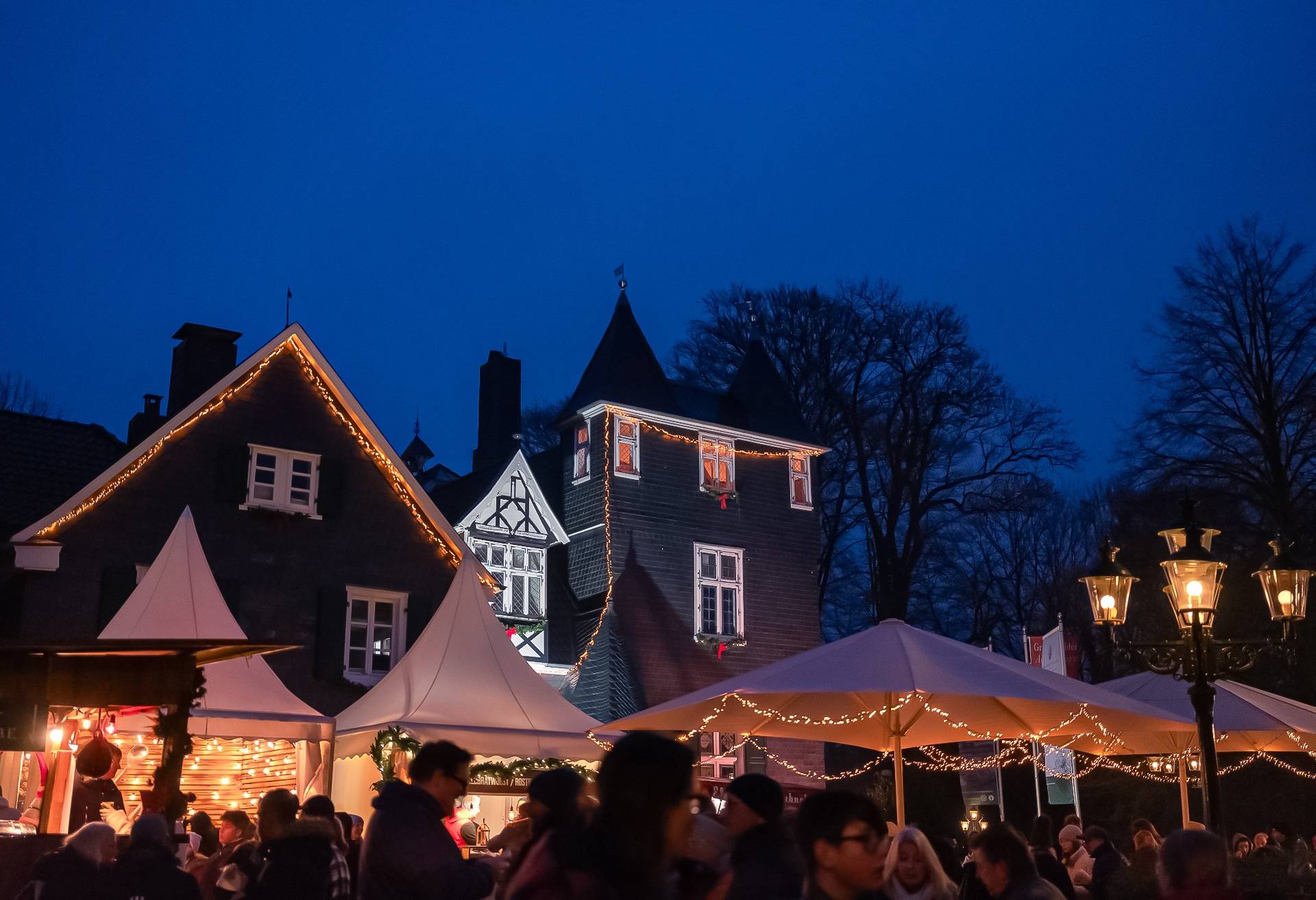 Der Weihnachtsmarkt am Schloss Grünewald lockt mit stimmungsvoller Schlosskulisse,...