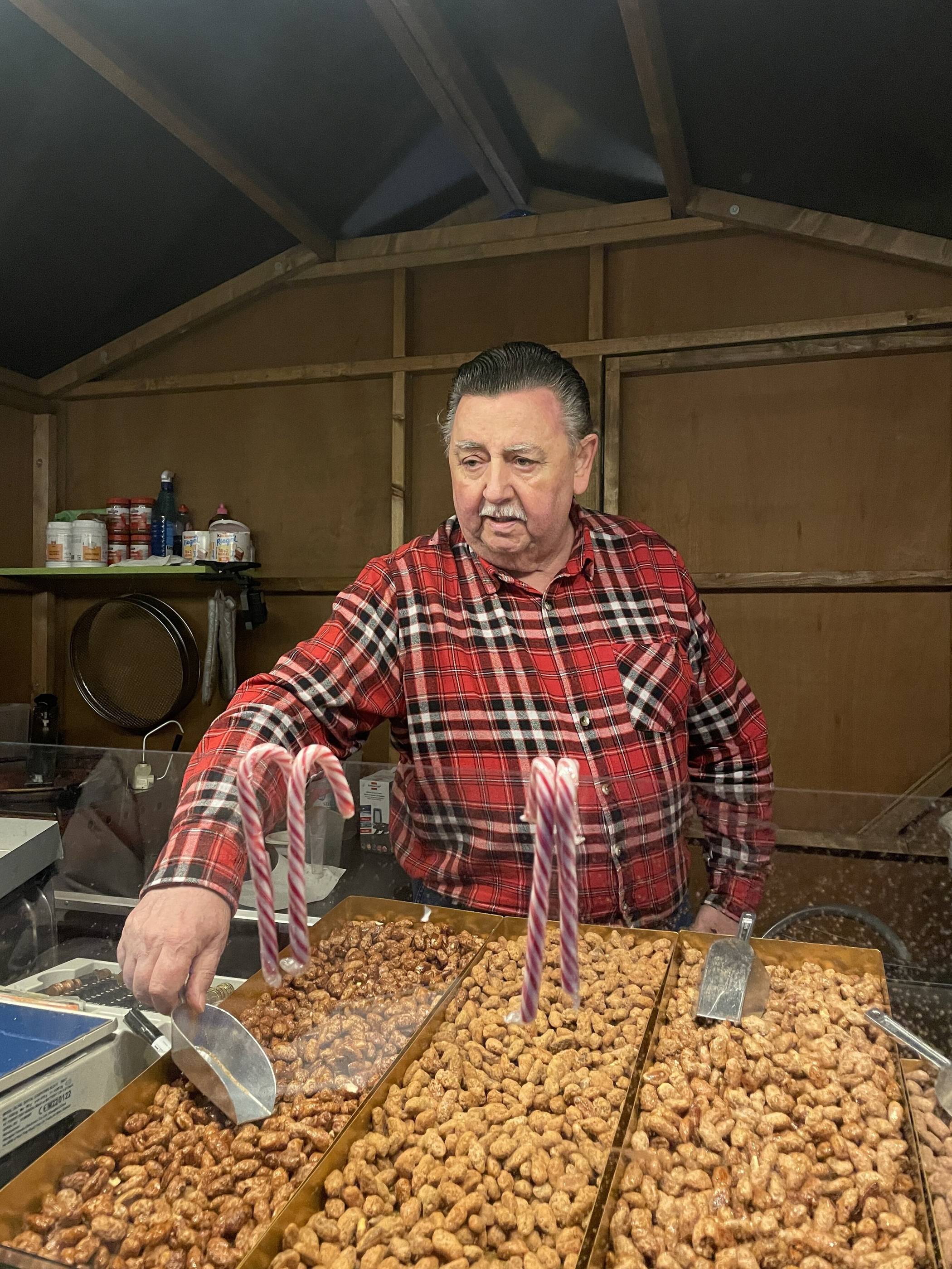 Carl Löritz, Schausteller aus Euskirchen, verkauft gebrannte Mandeln und betont:...