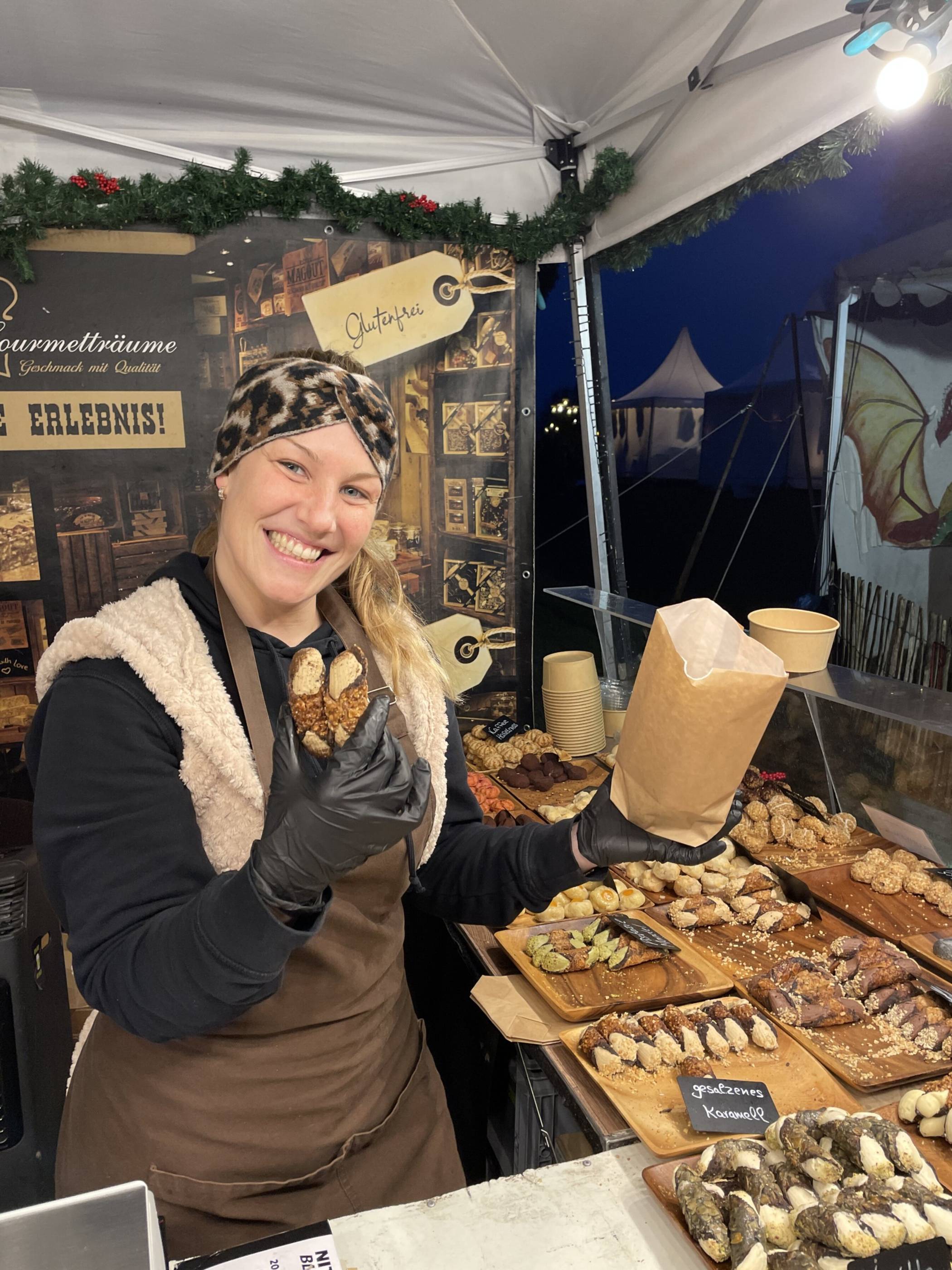 Bianca Mertens aus Dortmund verkauft auf Schloss Grünewald sizilianisches Gebäck, das...