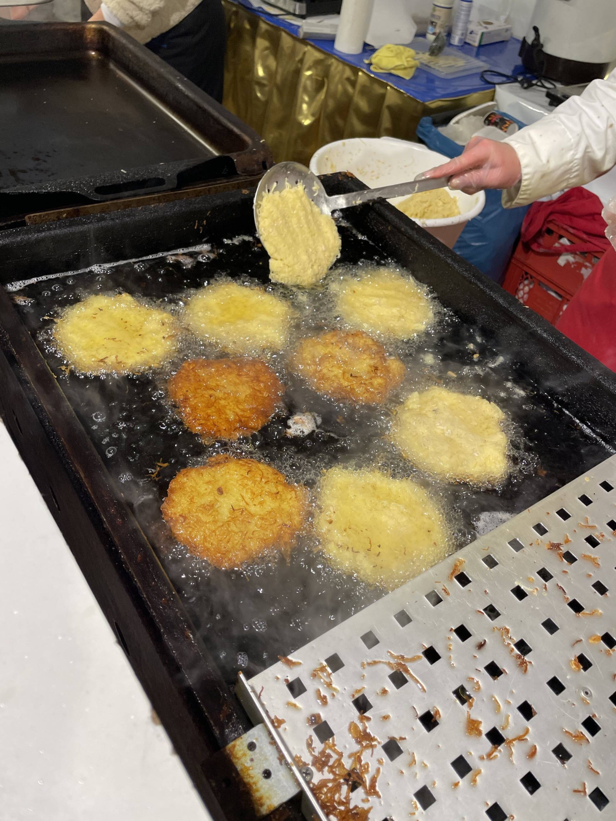 Die Reibekuchen werden am Stand auf dem Weihnachtsmarkt Schloss Lüntenbeck frisch...