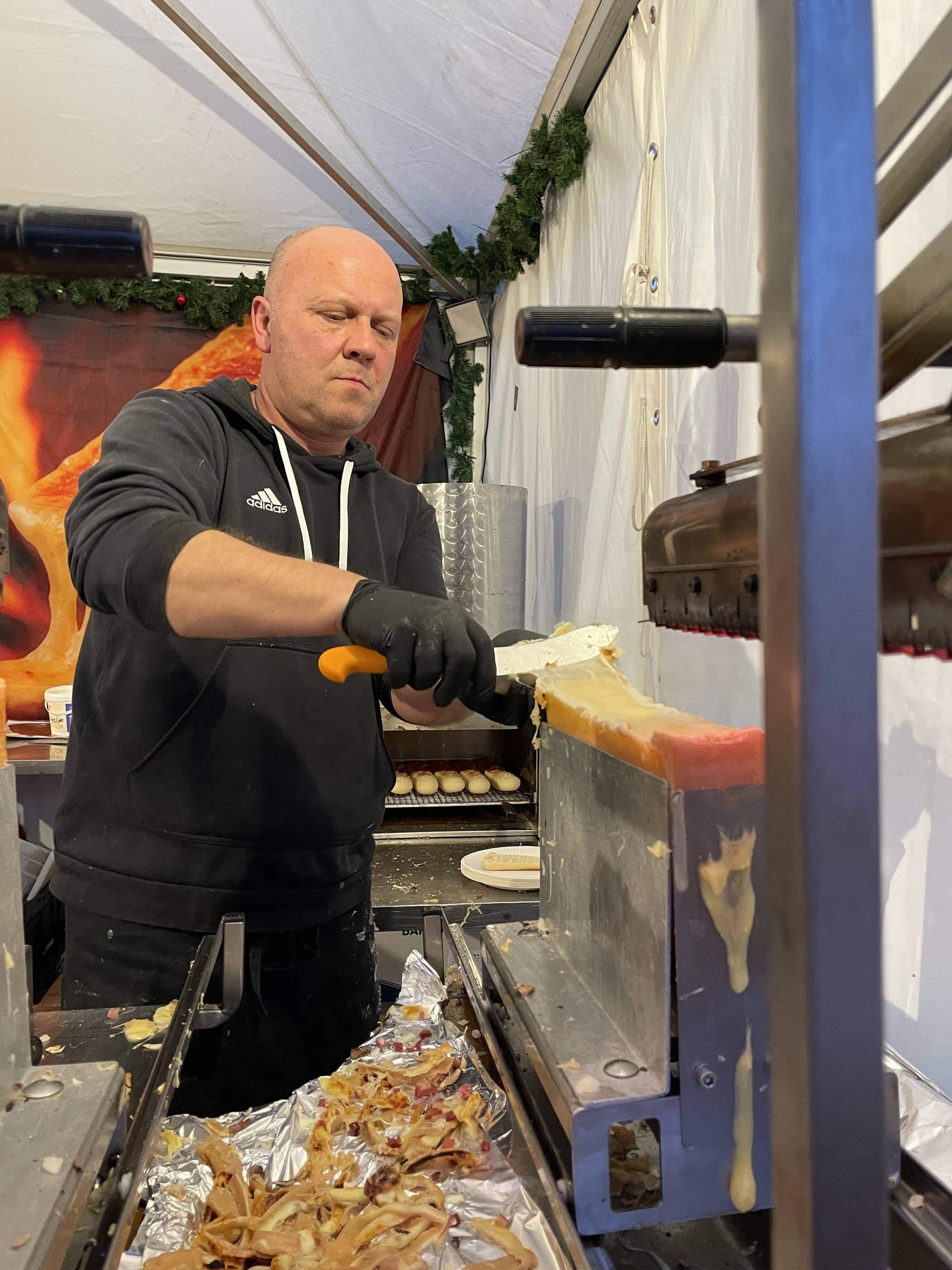 André Liebert verkauft Schweizer Raclette-Käse auf Brot in verschiedenen Varianten –...