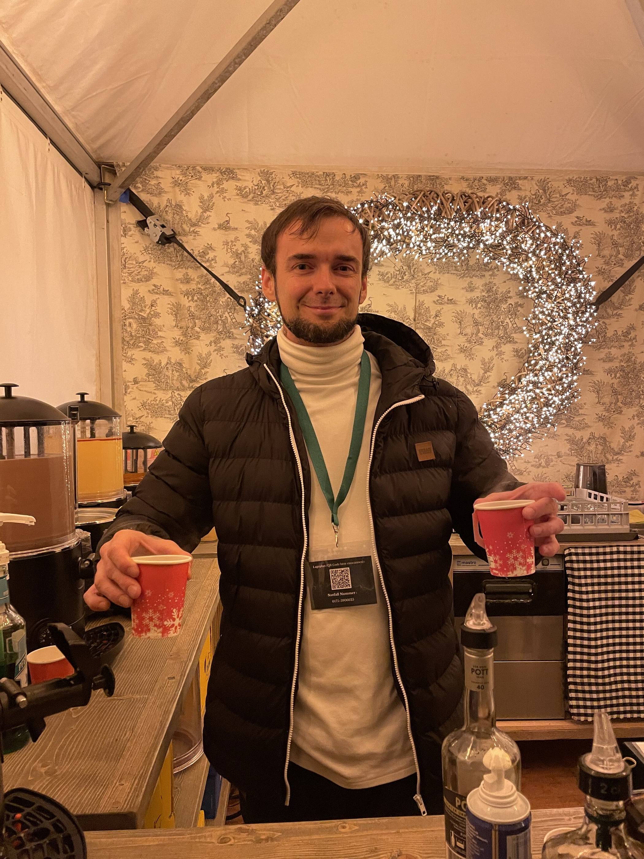 Am Stand „Hirschhütte“ auf dem Weihnachtsmarkt am Schloss Grünewald schenkt...