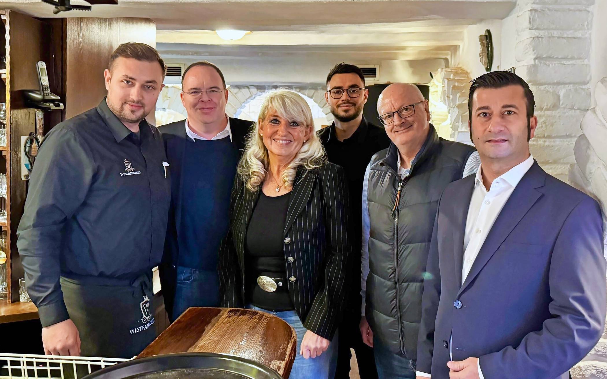 Daniel Pleic (Westfalenkrug), Dr. Thorsten Böth (DRK), Ute Hermes (DRK), Marko Pleic (Westfalenkrug), Peter Vorsteher (Tafel) und Zülfü Polat (Tafel, v.li.) begrüßten rund 90 Menschen in Wuppertal, die an der Weihnachtsaktion teilnahmen.  