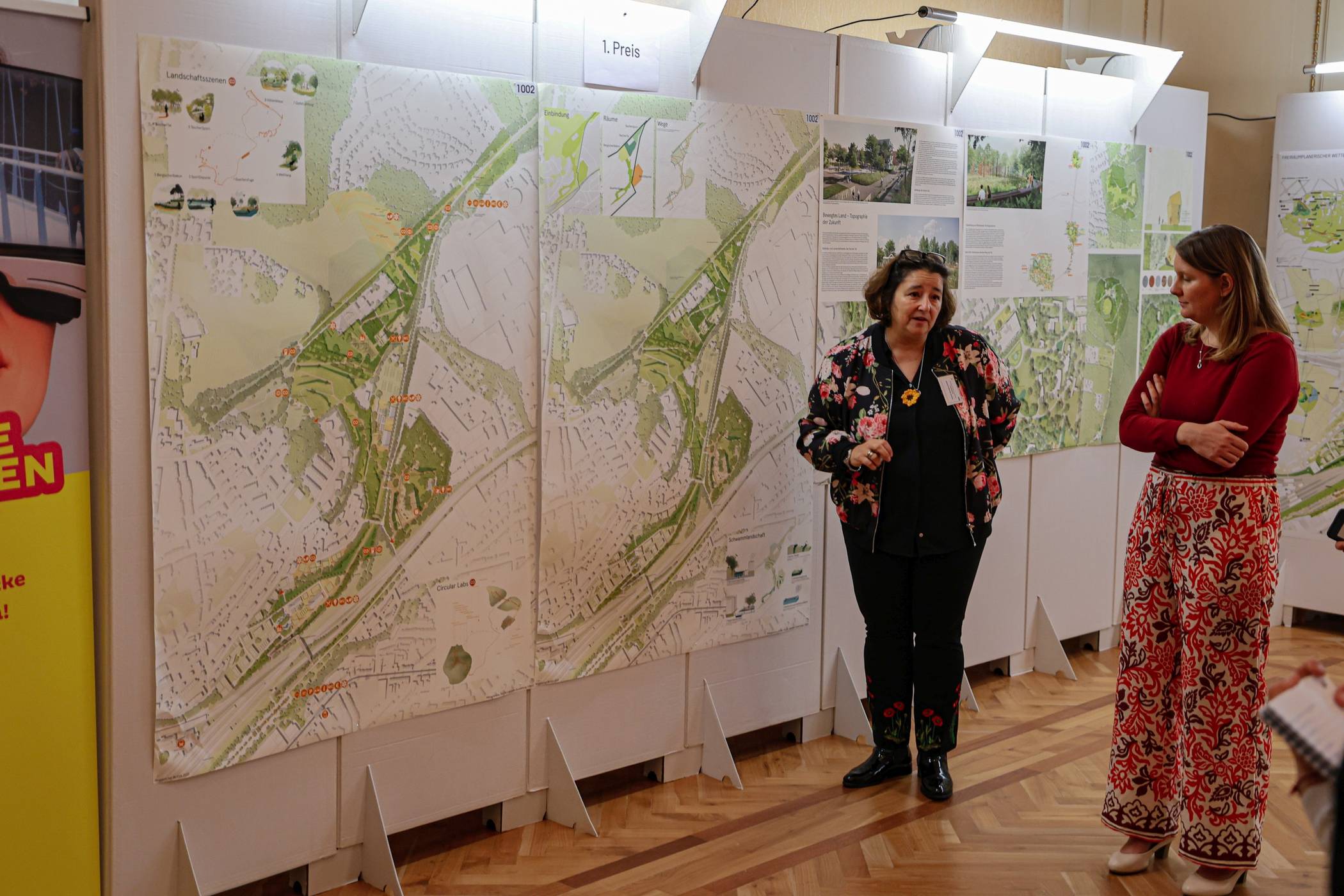  Susanne Brambora-Schulz (li., Geschäftsführerin der BUGA Wuppertal 2031 gGmbH) und Oberbürgermeisterin Miriam Scherff. 