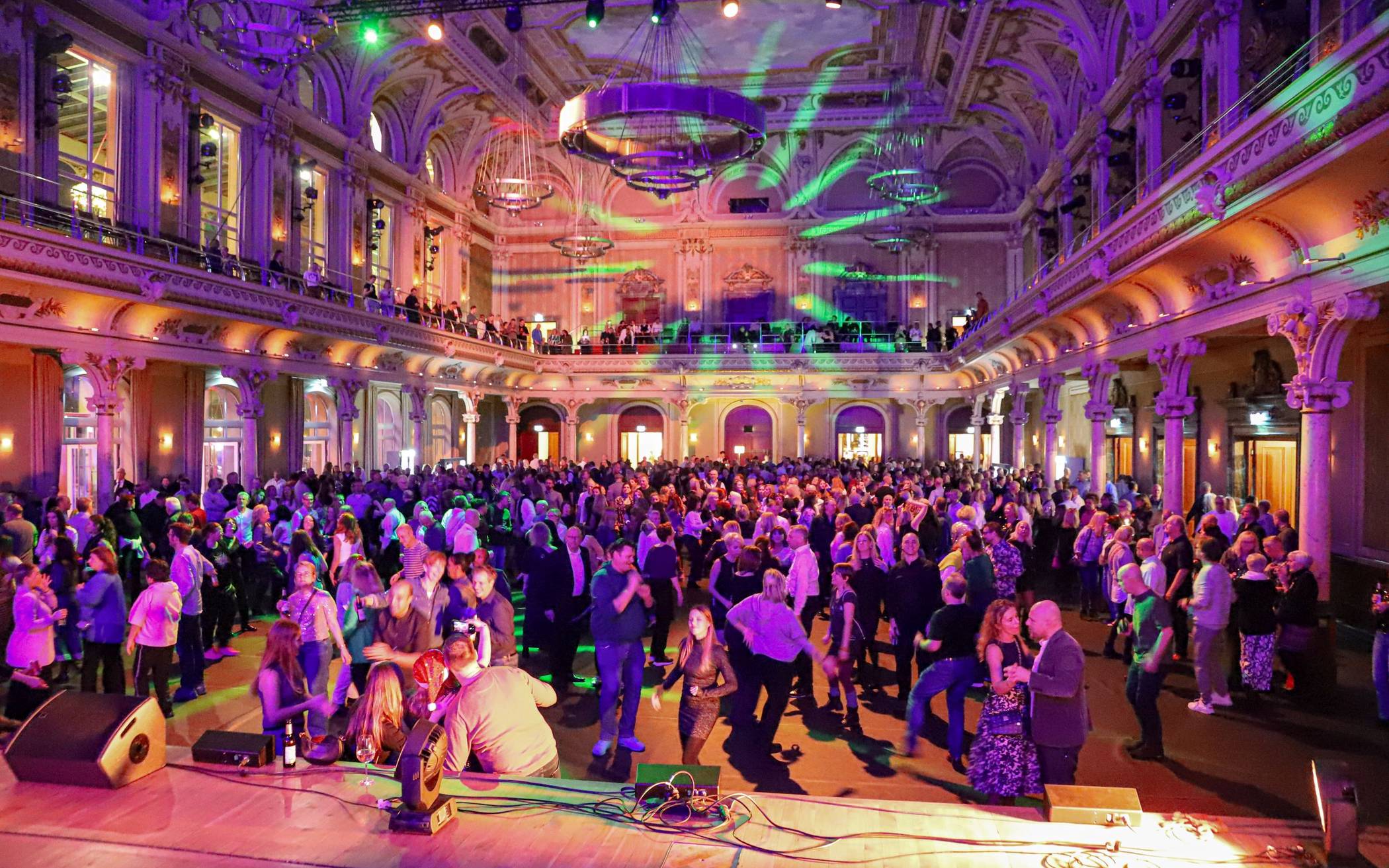 Bei der Ü30-Party in der Stadthalle