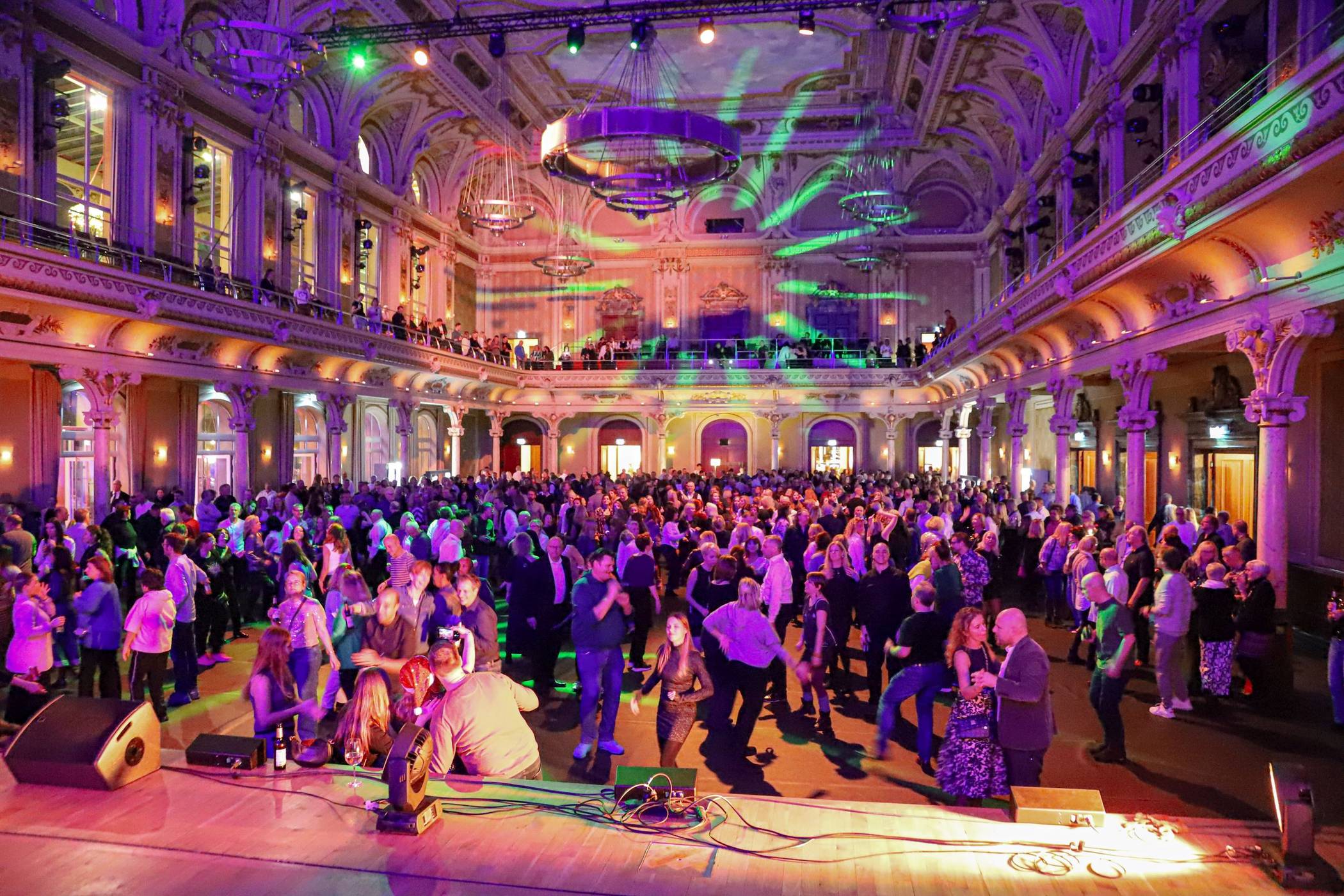 Bei der Ü30-Party in der Stadthalle – hier ein Blick in den Großen Saal bei der Mai-Ausgabe – ist Stimmung garantiert. 