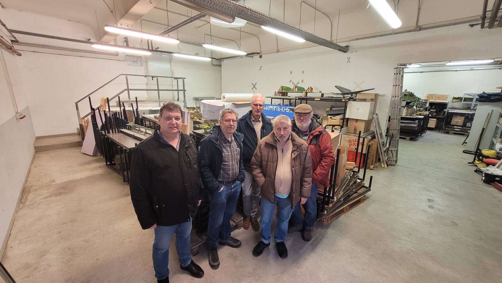  „Wuppertal-Achse“-Vorsitzender Stephan Volter (li.) und sein Stellvertreter Joachim Sauerwein (2.v.re.) müssen mit ihren Modellbau-Kollegen Hartmut Damm-Kauven, Ulrich Windau und Ludger Schlüter (v.li.) in den neuen Vereinsräumen an der Münzstraße noch Aufbauarbeit leisten. 