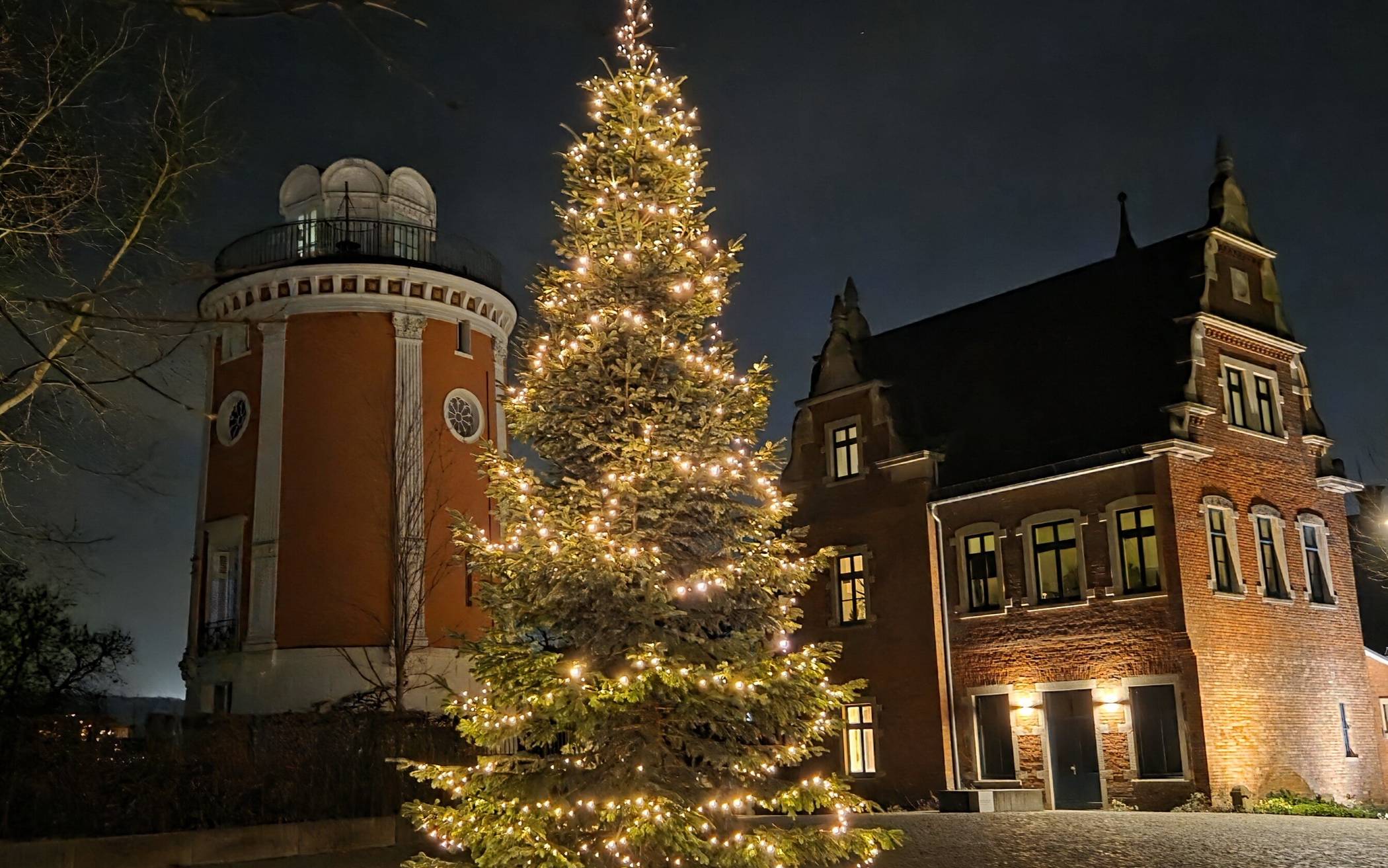 Im Hintergrund der Elisenturm und die