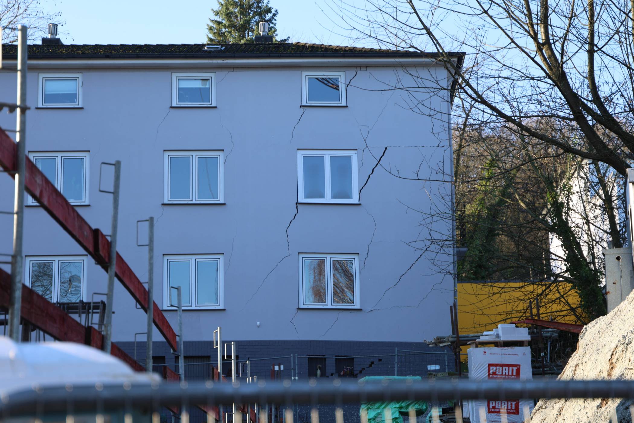  Die Risse sind deutlich zu sehen. 