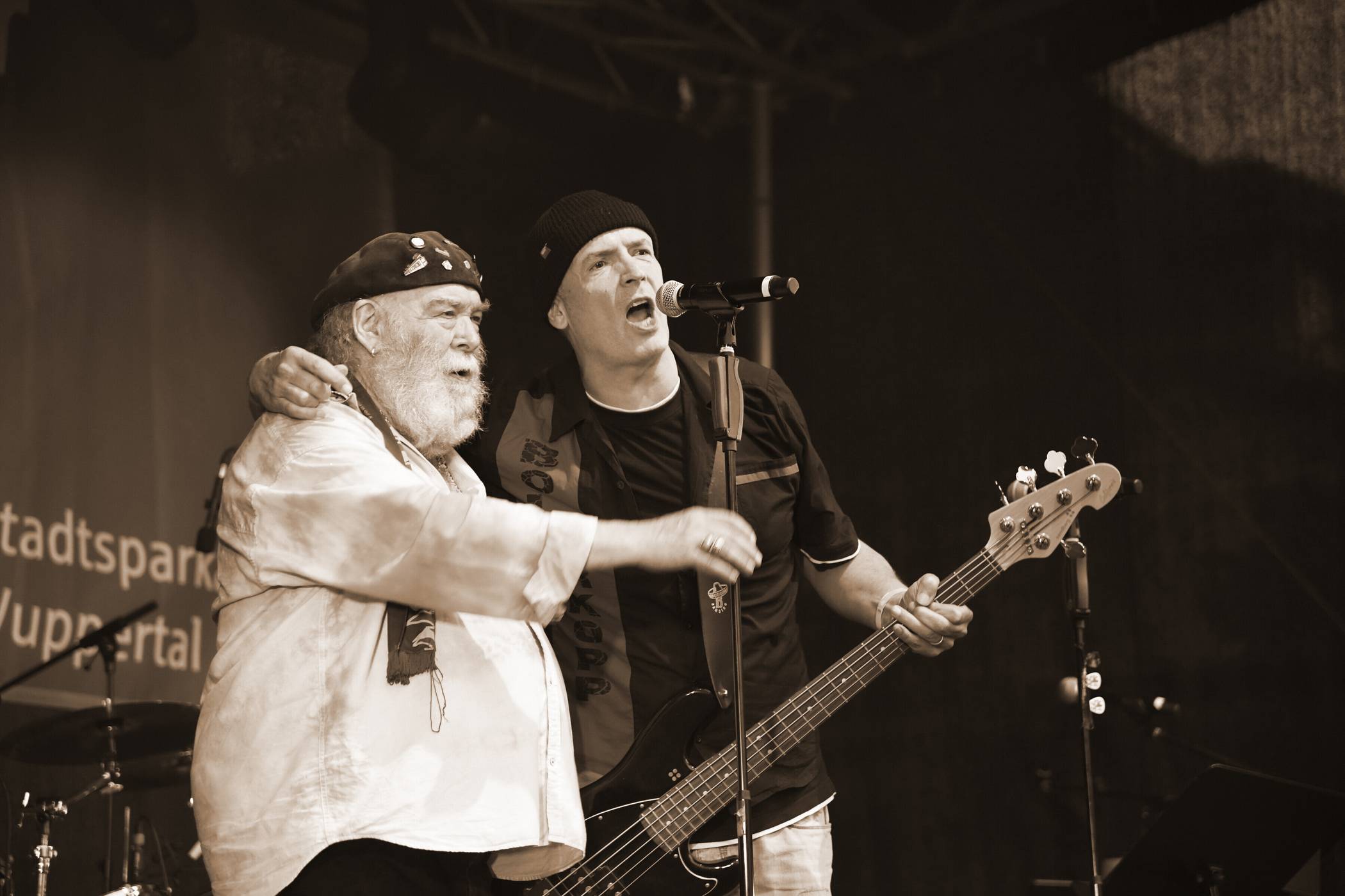 Paul Decker (li.) im Jahr 2023 beim Abschiedskonzert auf dem Laurentiusplatz.