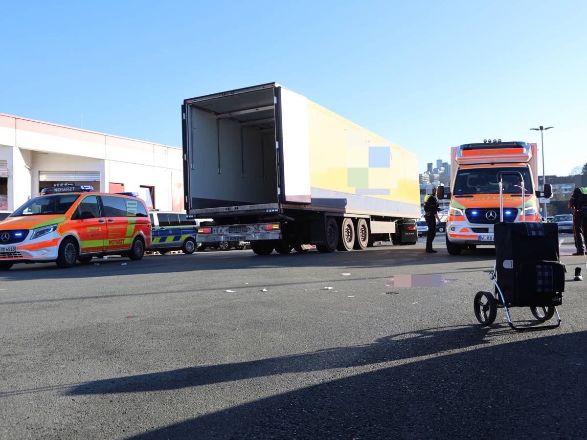 80-Jährige nach Zusammenstoß mit LKW in Lebensgefahr